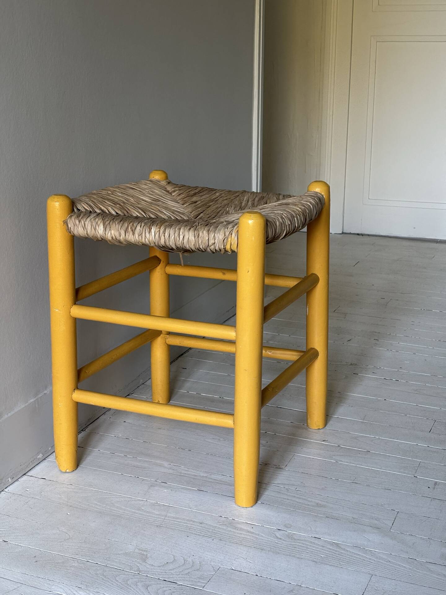 Tabouret en bois et paille