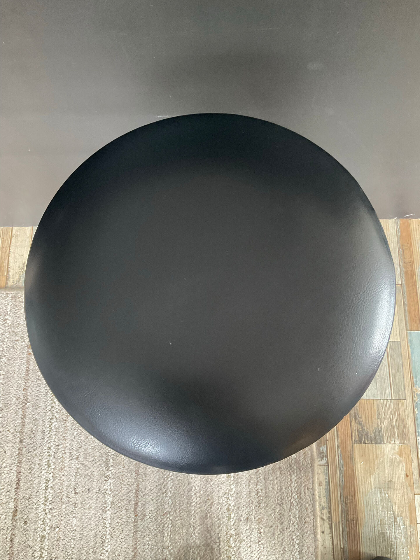 Tabouret vintage tubulaire chromé et simili noir