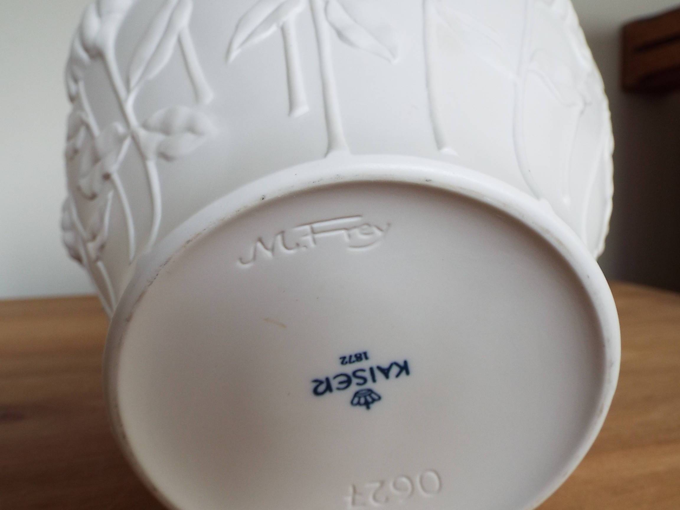 Porcelain vase by Manfred Frey for Kaiser H20cm