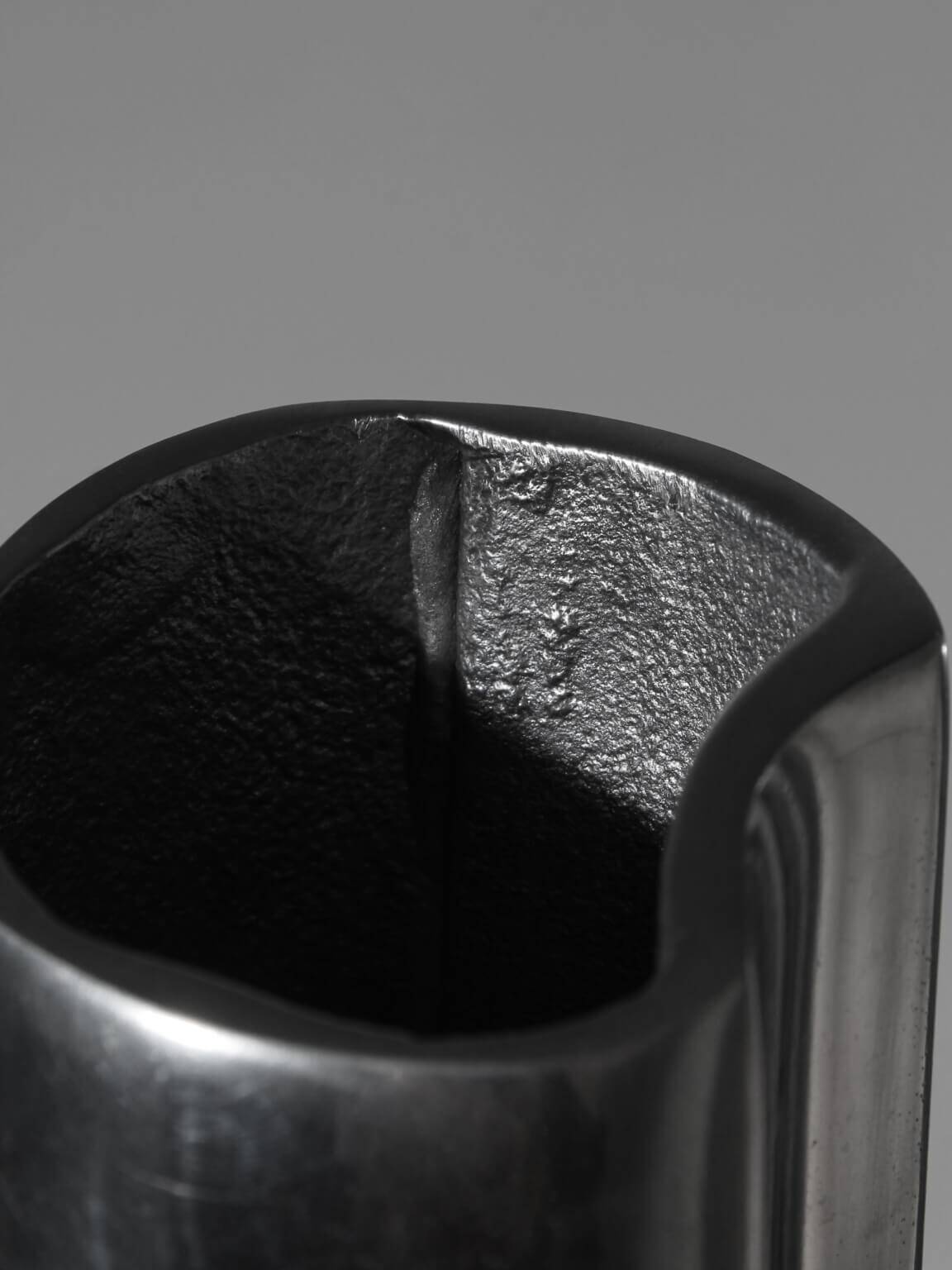 Ensemble de vases extra hauts en aluminium contemporain