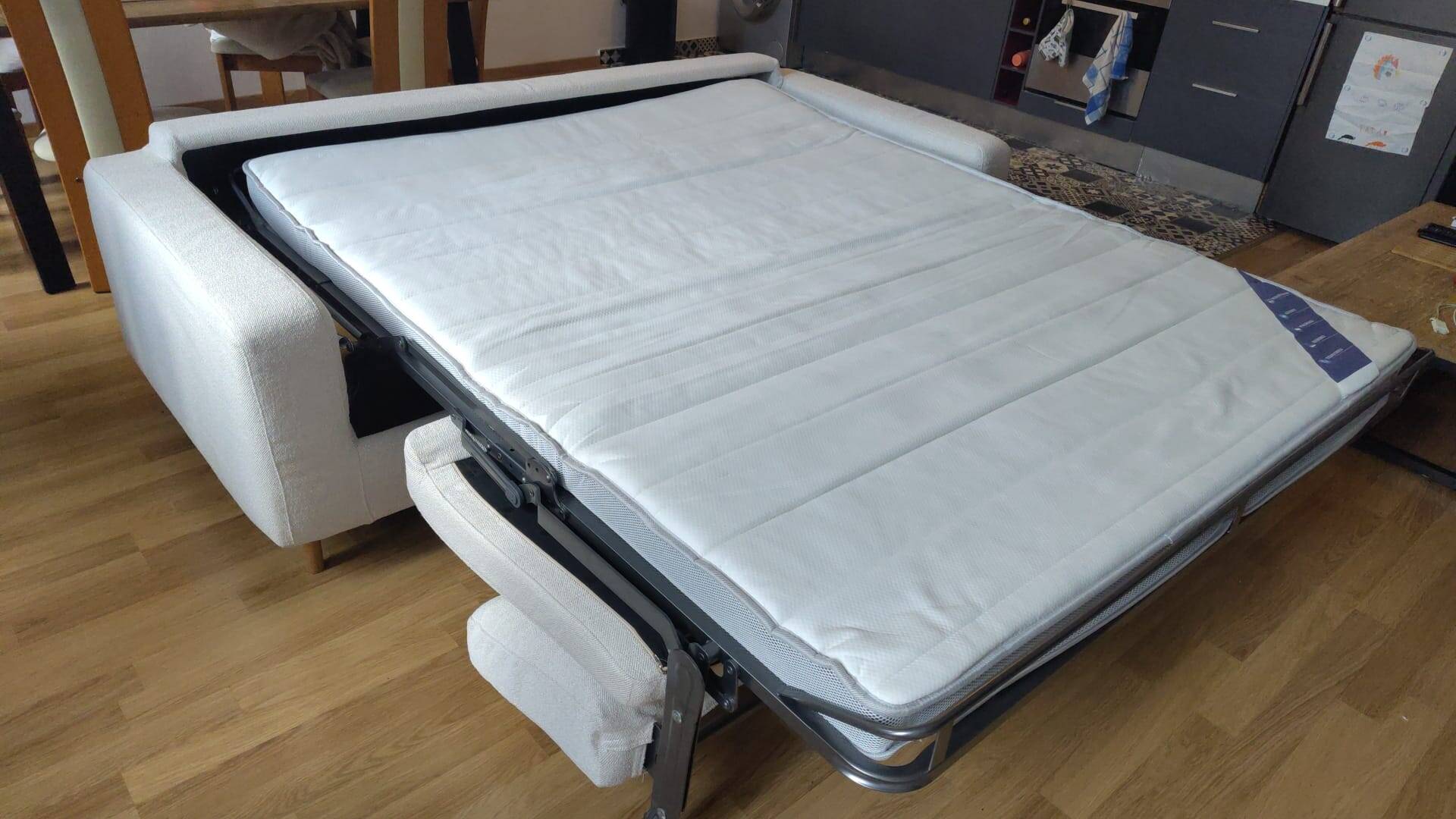 Bolia sofa bed, Scandinavia 3-seater with integrated wheels.