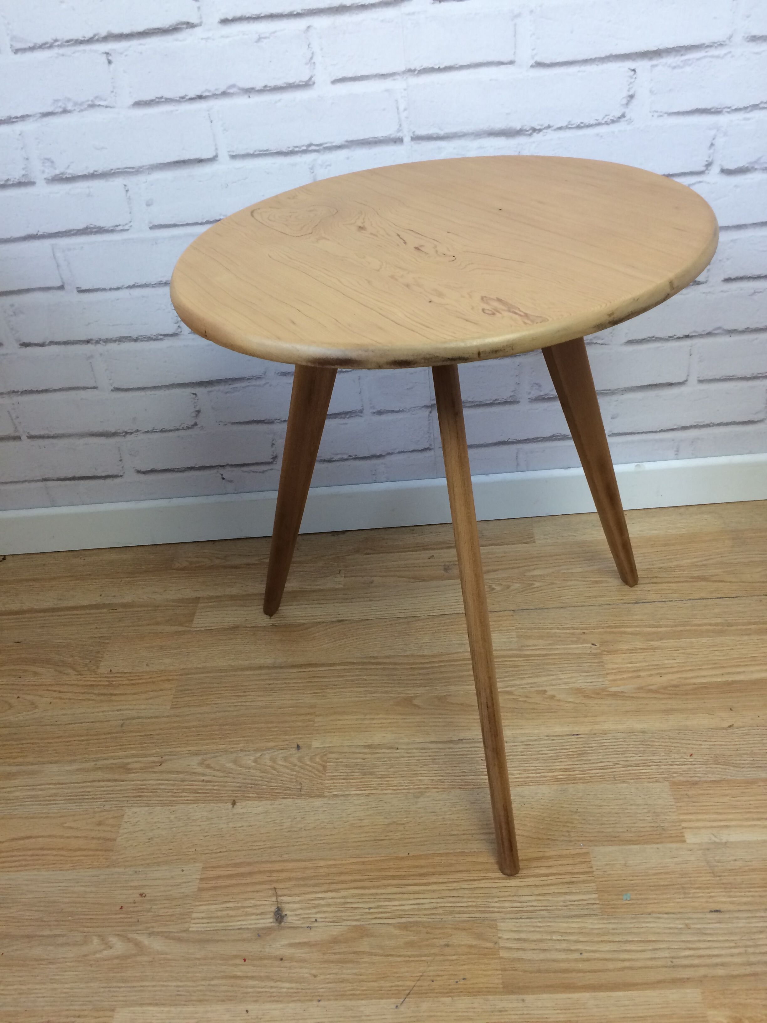 Low table feet compass