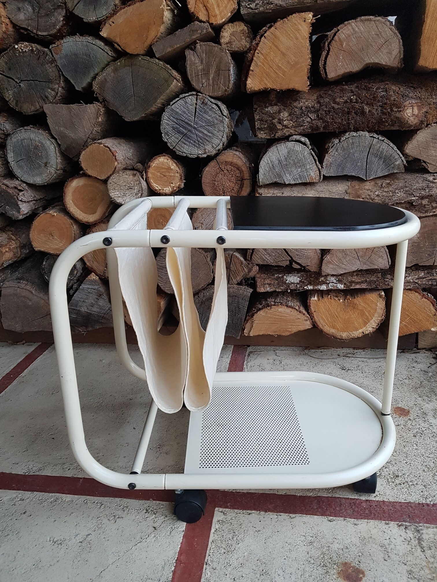 Porte revues table à roulettes bout de canapé 1970