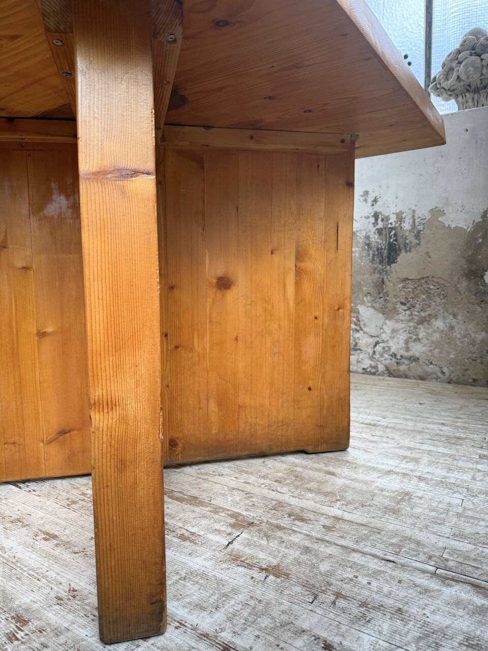 Table carrée moderniste en pin massif, années 50