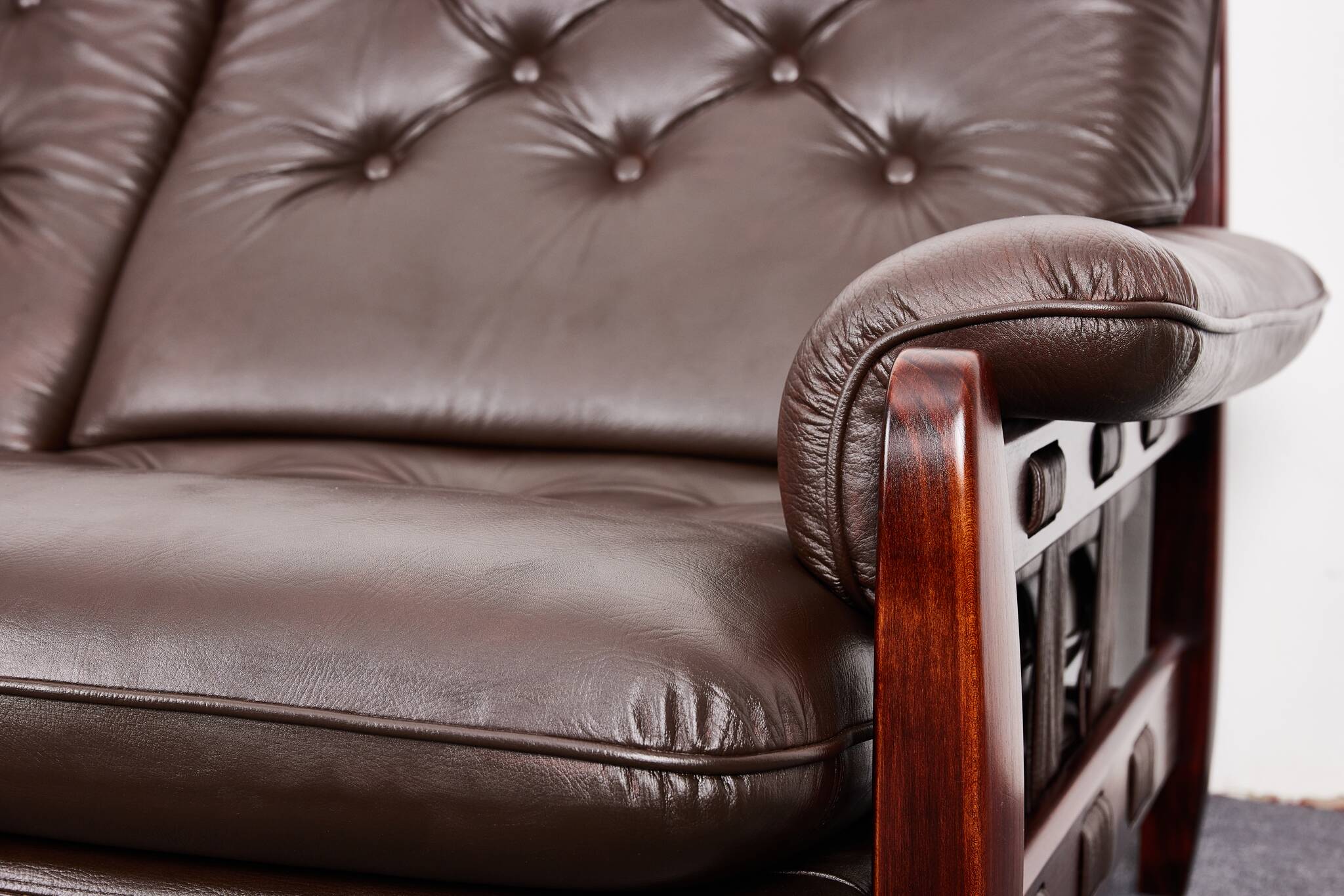 Canapé vintage en palissandre et cuir de veau, modèle-rodeio par jean gillon 1968 italma woodart