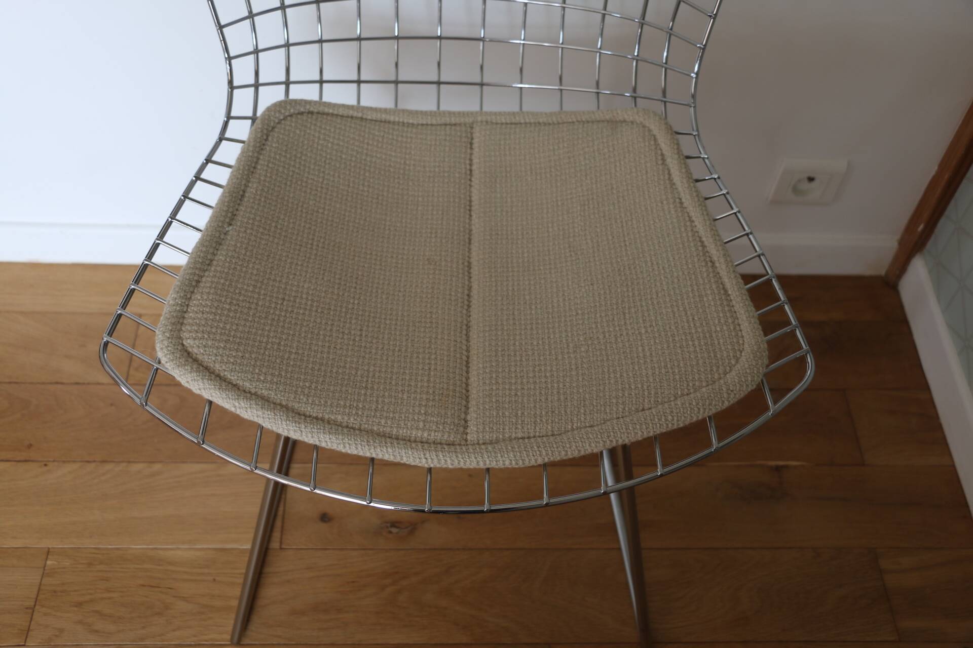 4 chrome Bertoia chairs with cushion