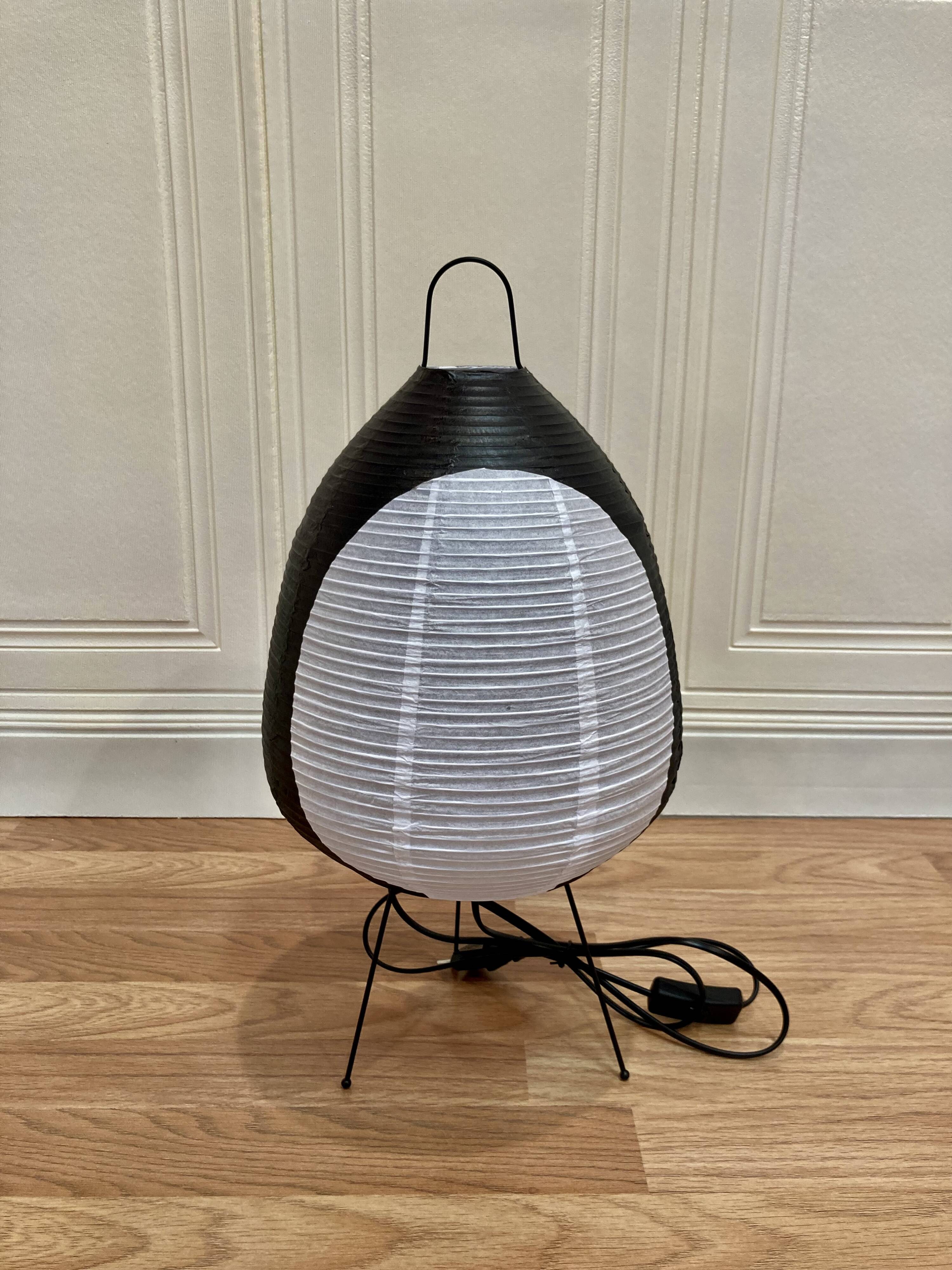 Lampe noire "Design papier et métal".