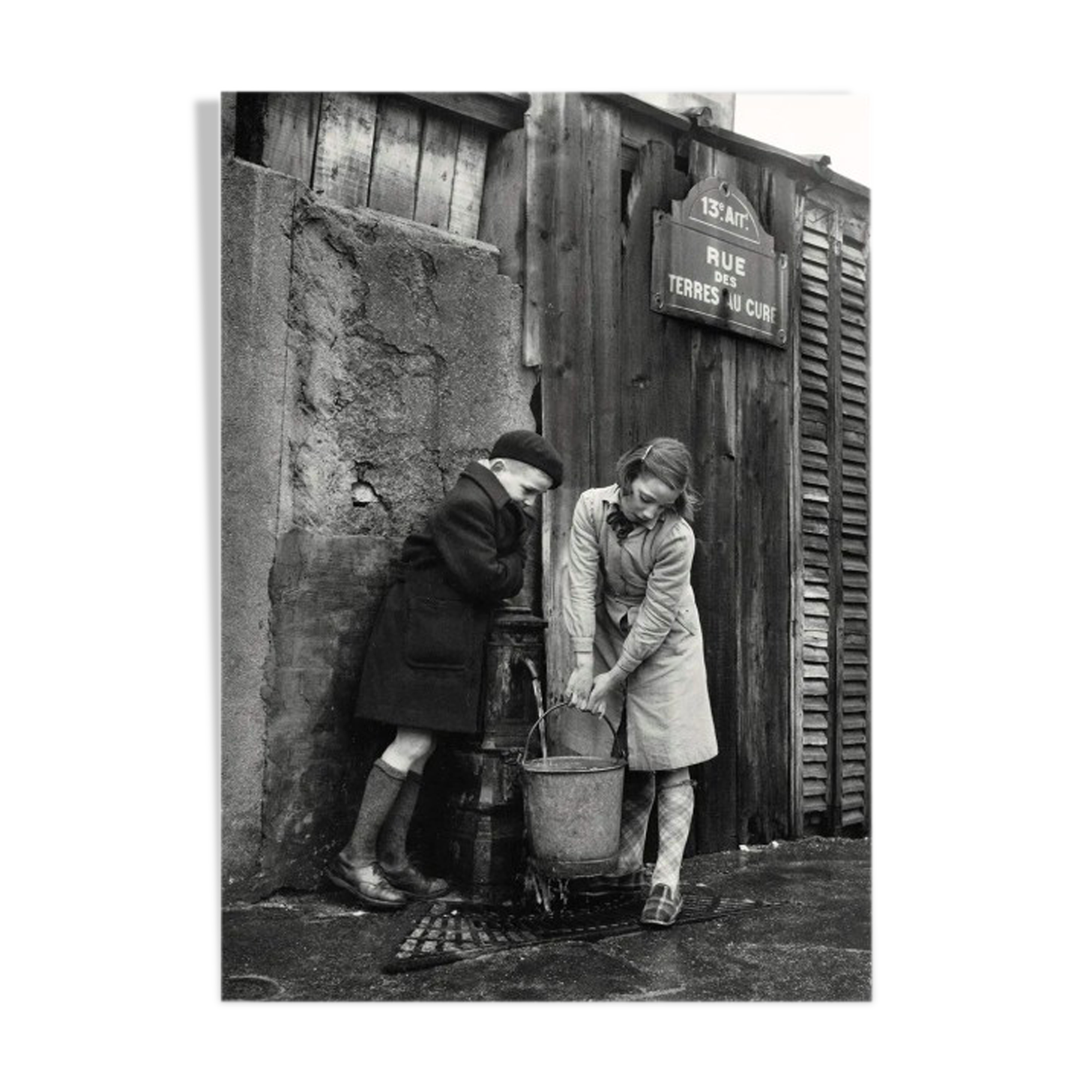 Photographie "Enfants à la fontaine" Paris 1954 hommage à Sabine Weiss  15 x 20 cm