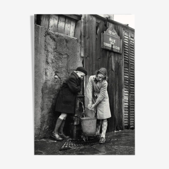 Photographie "Enfants à la fontaine" Paris 1954 hommage à Sabine Weiss  15 x 20 cm