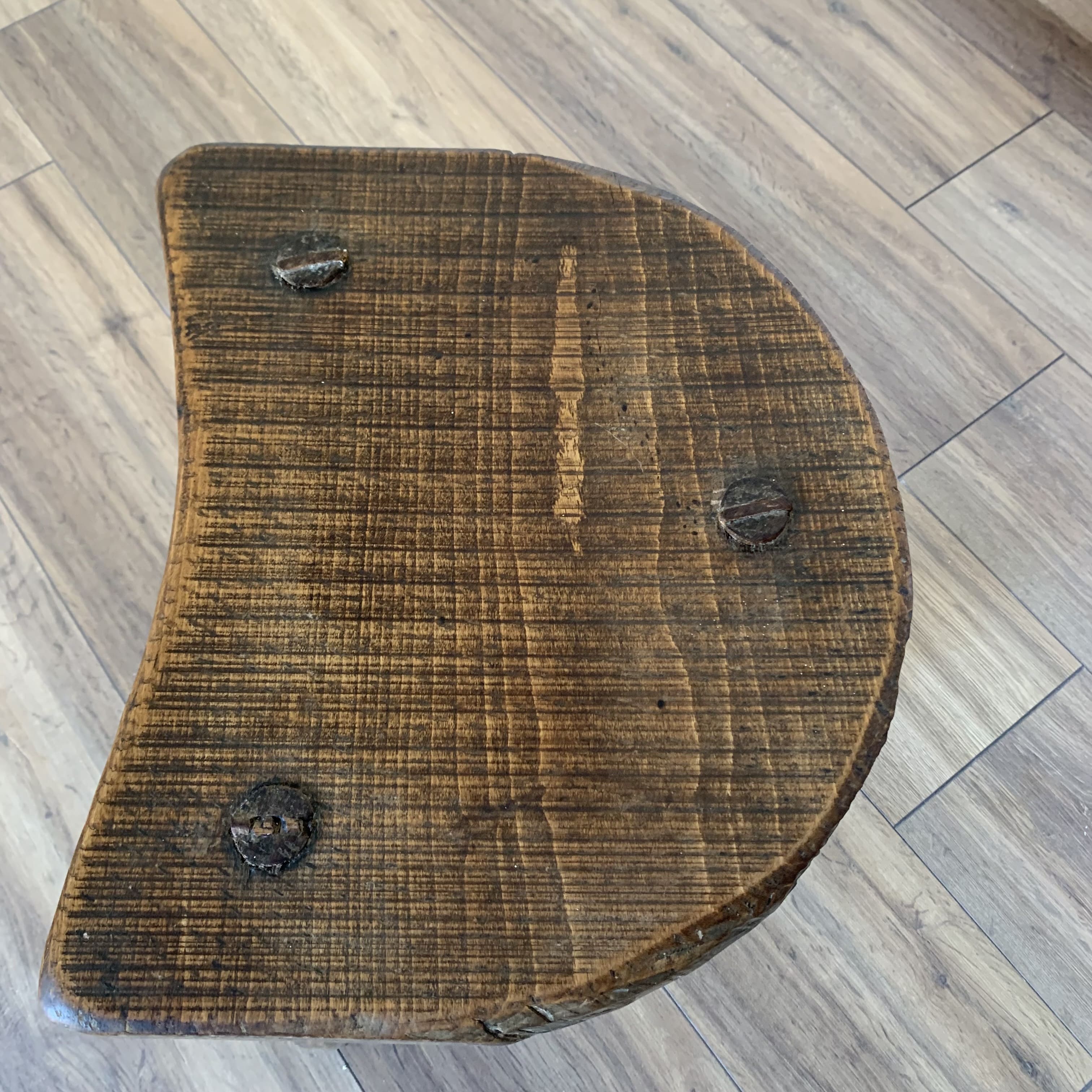 Tabouret tripode pieds taillés