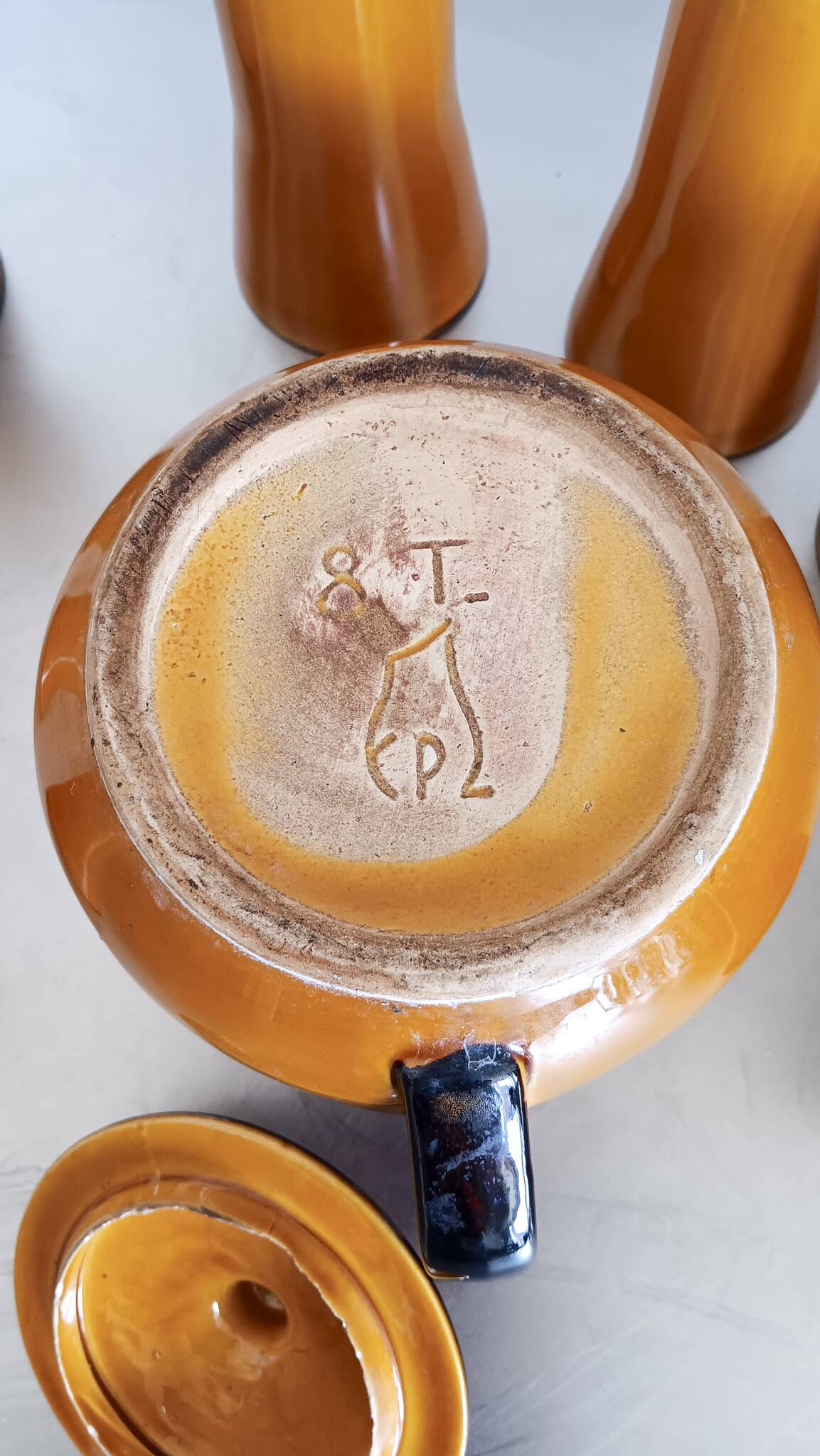 Poët Laval 8T brown ochre teapot with 7 orangeade or mazagrans glasses