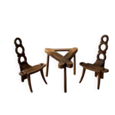 Table sculpturale en bois vintage et deux chaises, dossiers en boucle sculptés à la main.