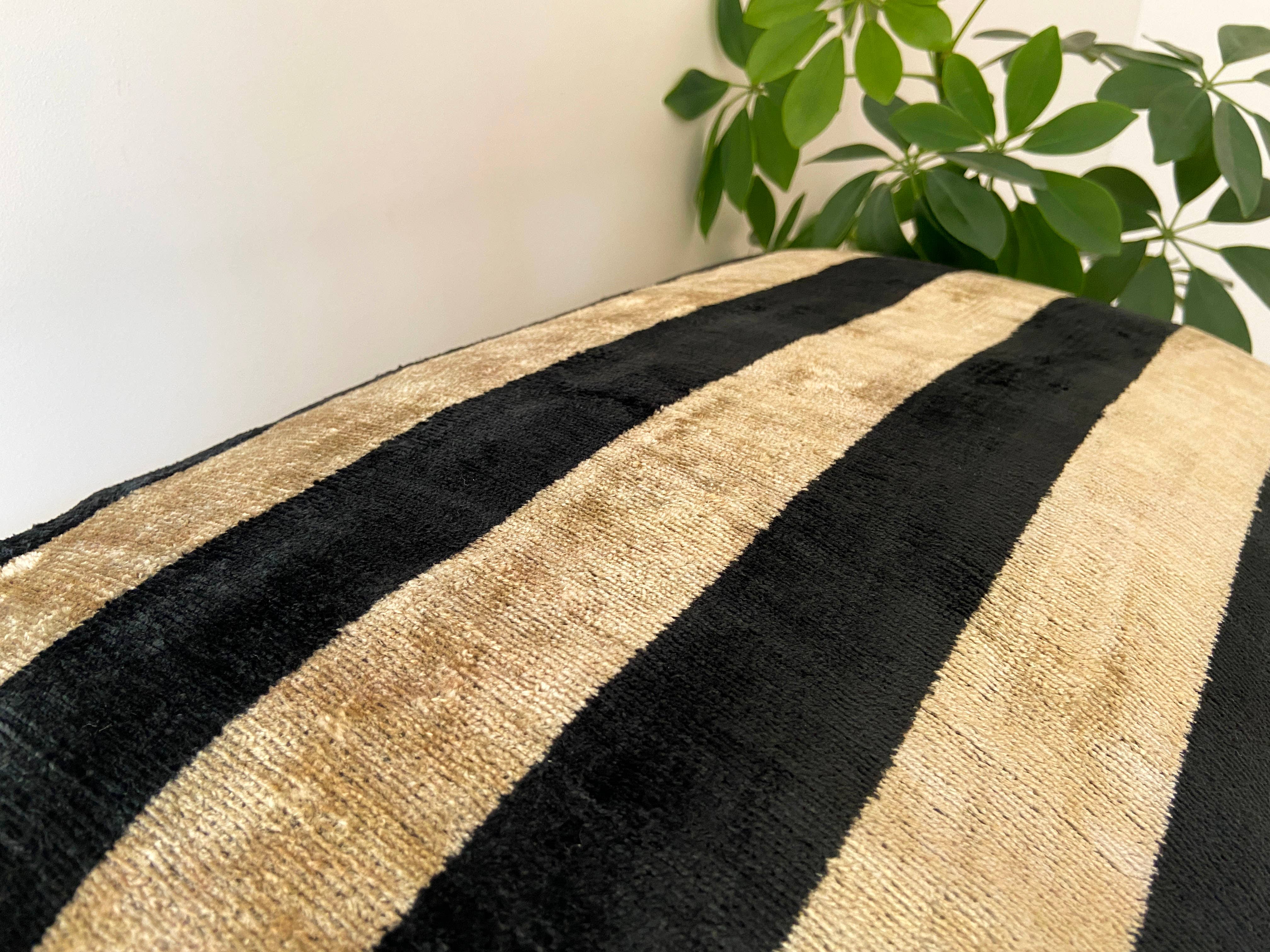 Cushion Ikat velvet black cream