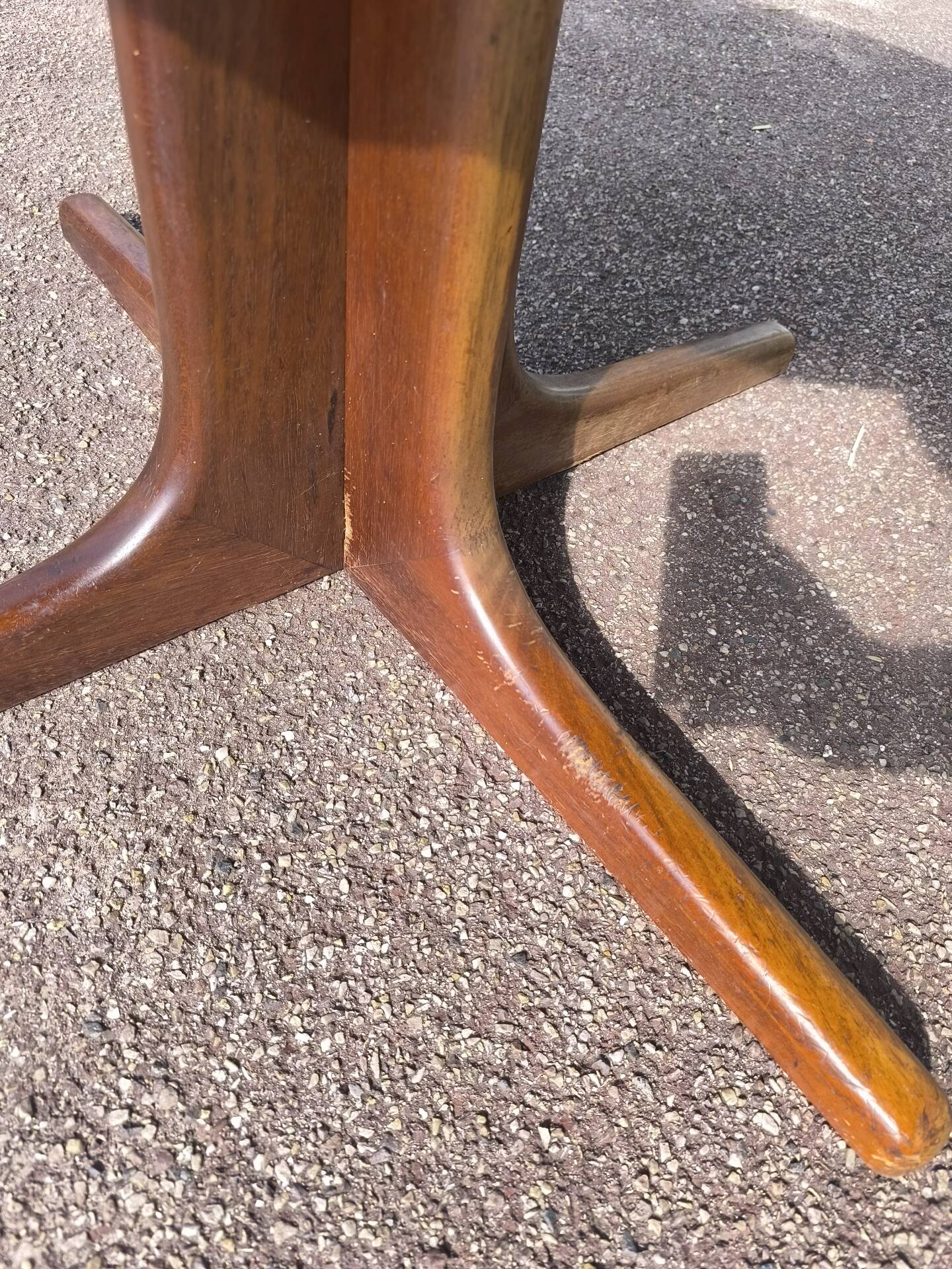 Extendable round table for 4 to 6 people, wood.