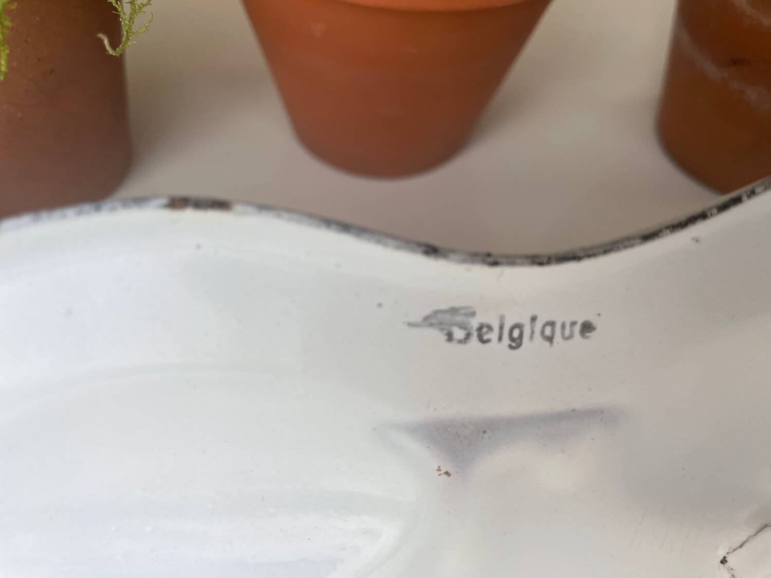 Enamelled sheet metal with inscriptions and hooks