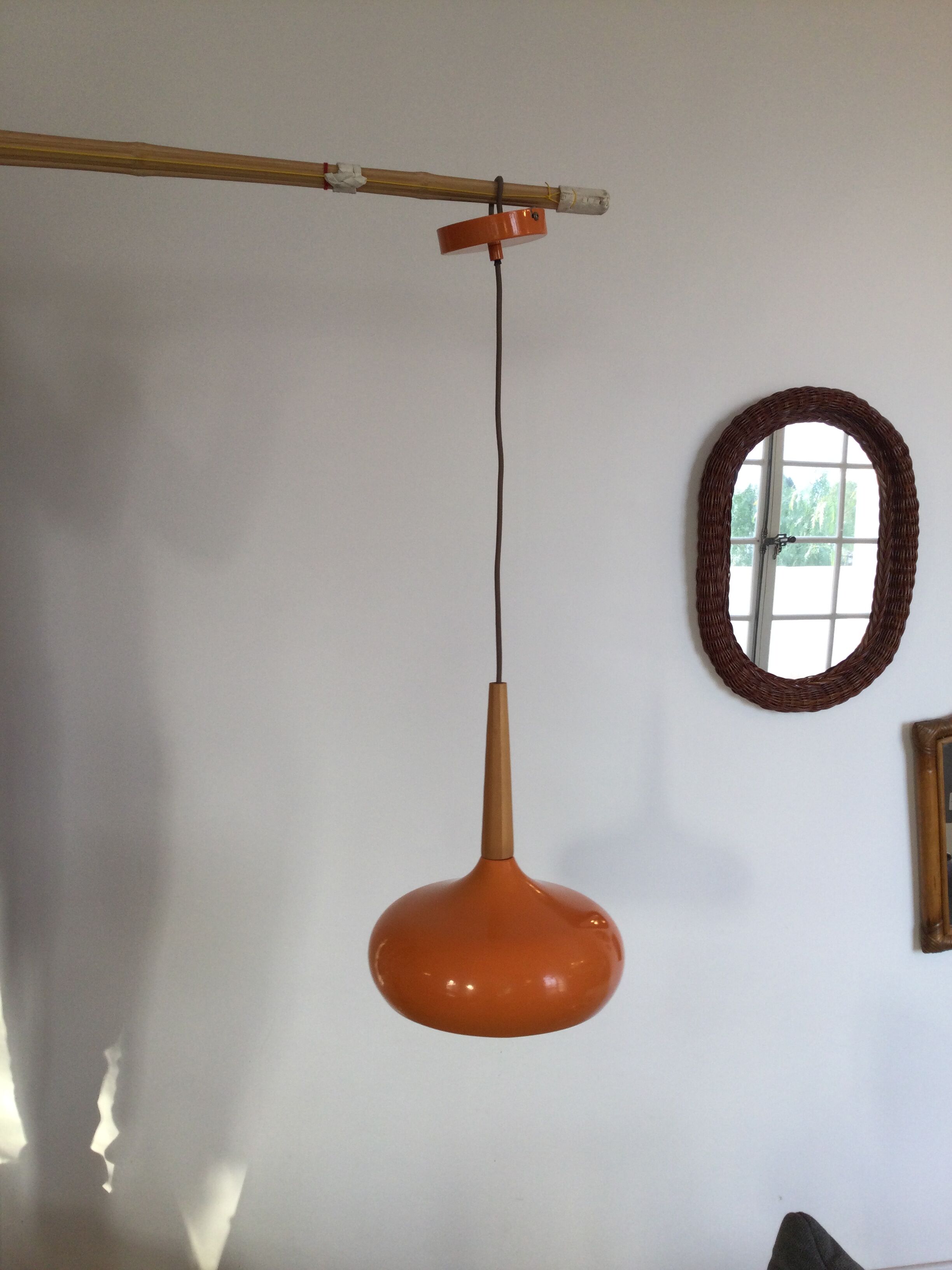Suspension orange en métal années 70