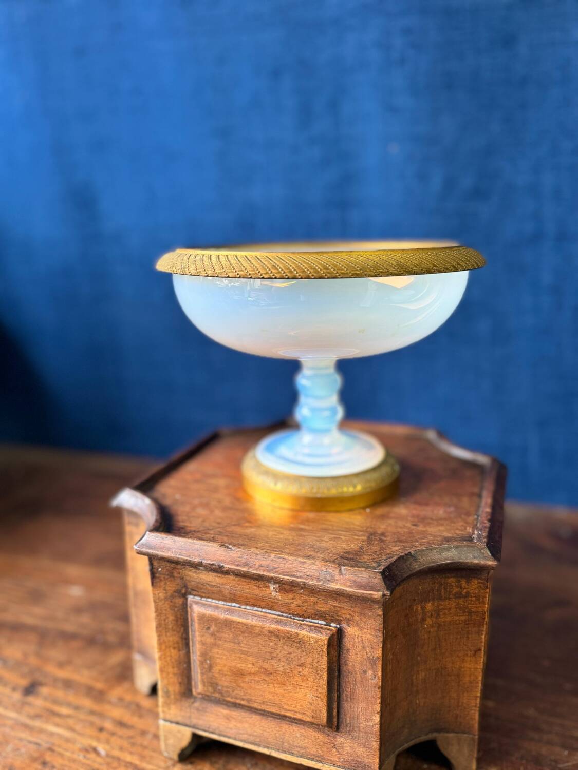 Coupe en opaline sur pied, époque Charles X