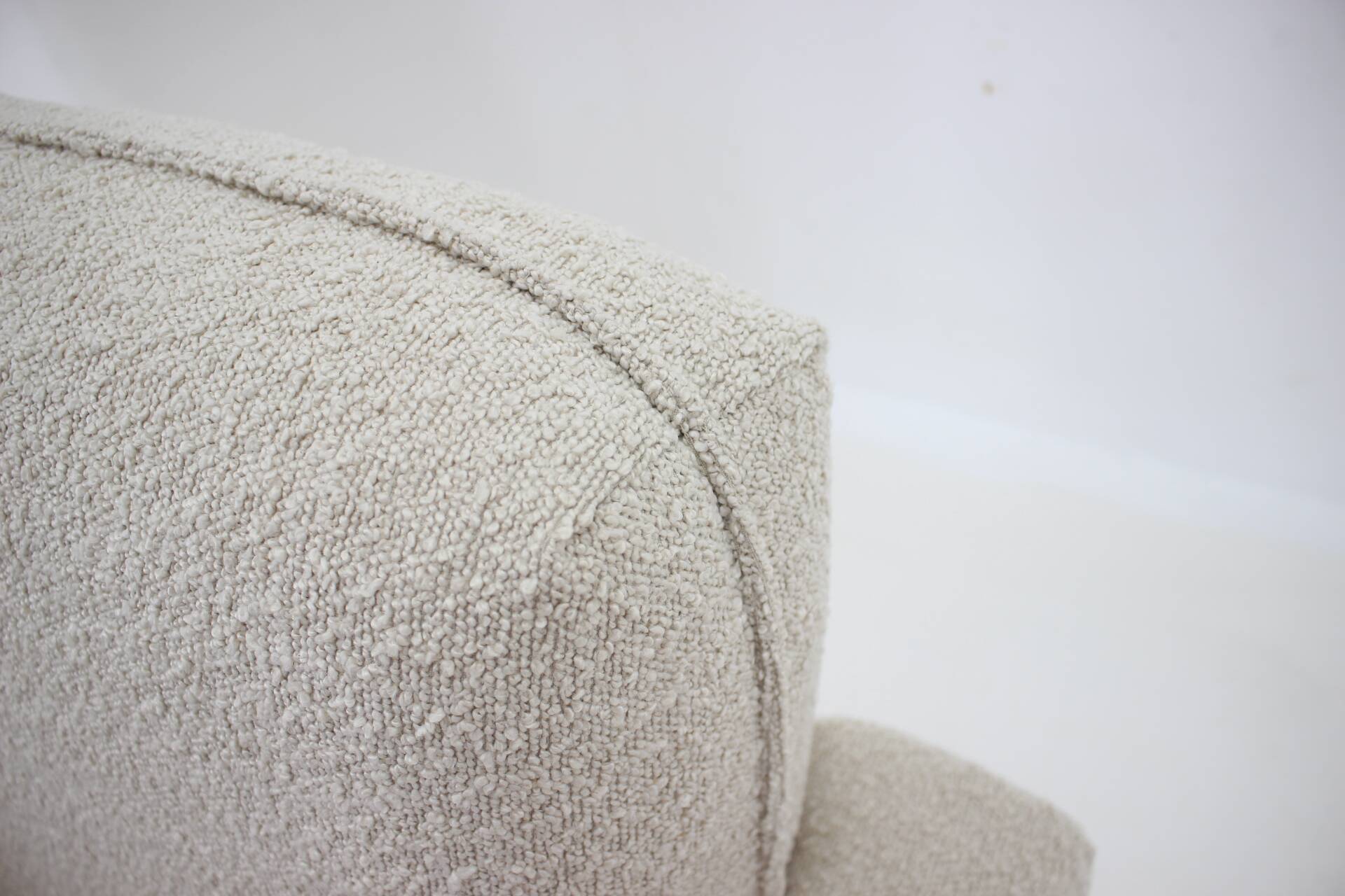 Paire de fauteuils années 1970 en tissu boucle, tchécoslovaquie