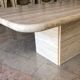 Table en travertin de forme rectangle