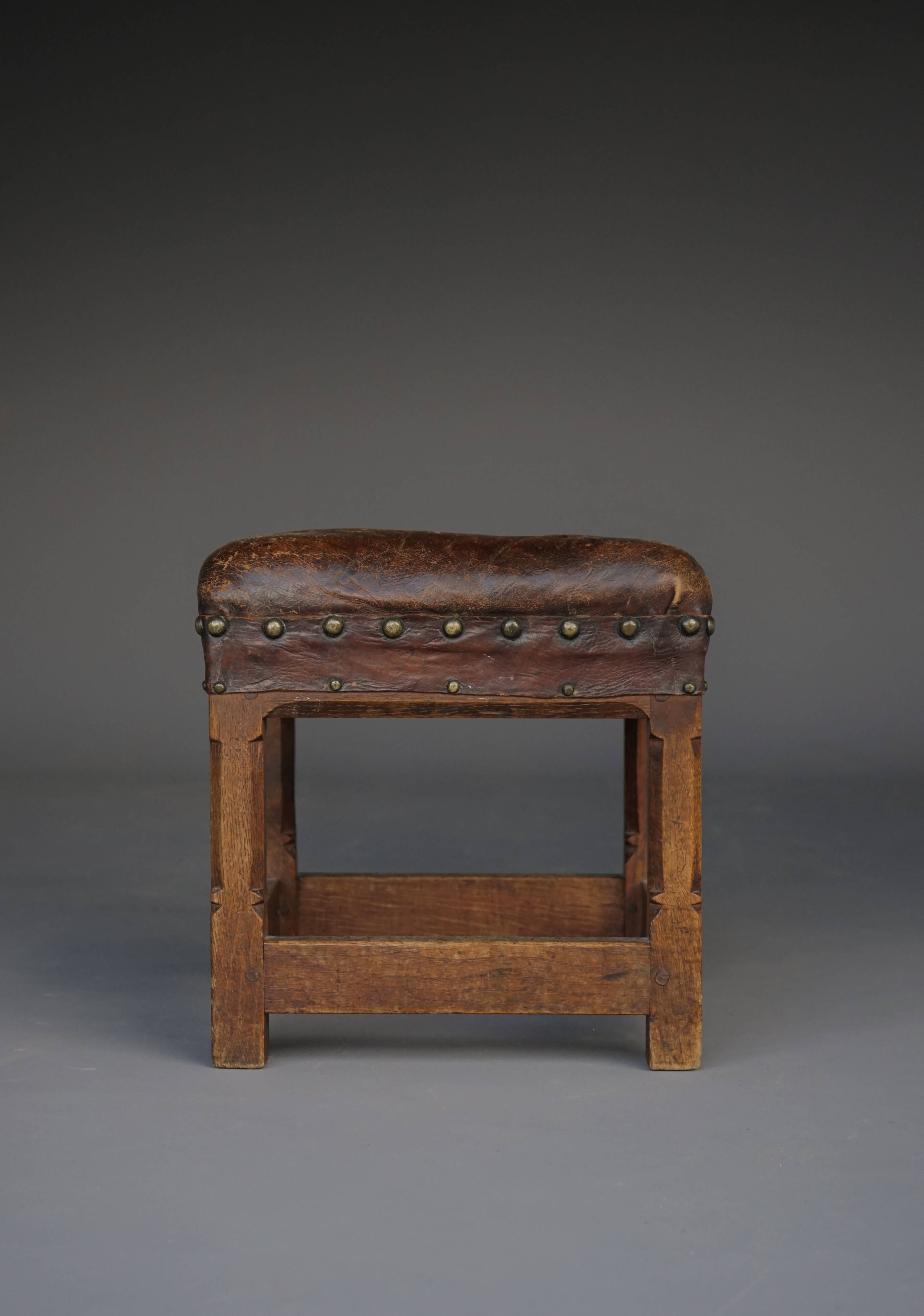 Petit tabouret en cuir par Gordon Russell pour Russell & Sons. Années 1920