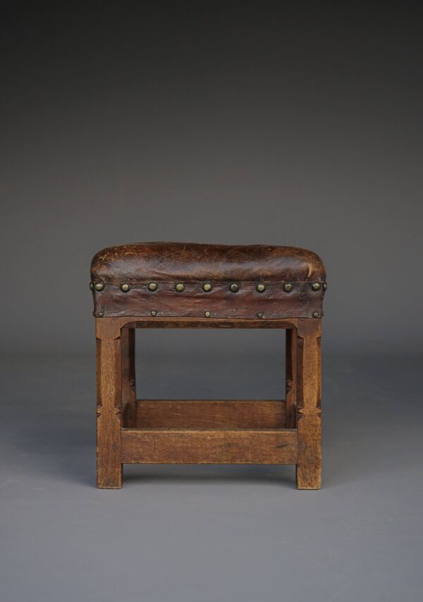 Petit tabouret en cuir par Gordon Russell pour Russell & Sons. Années 1920.
