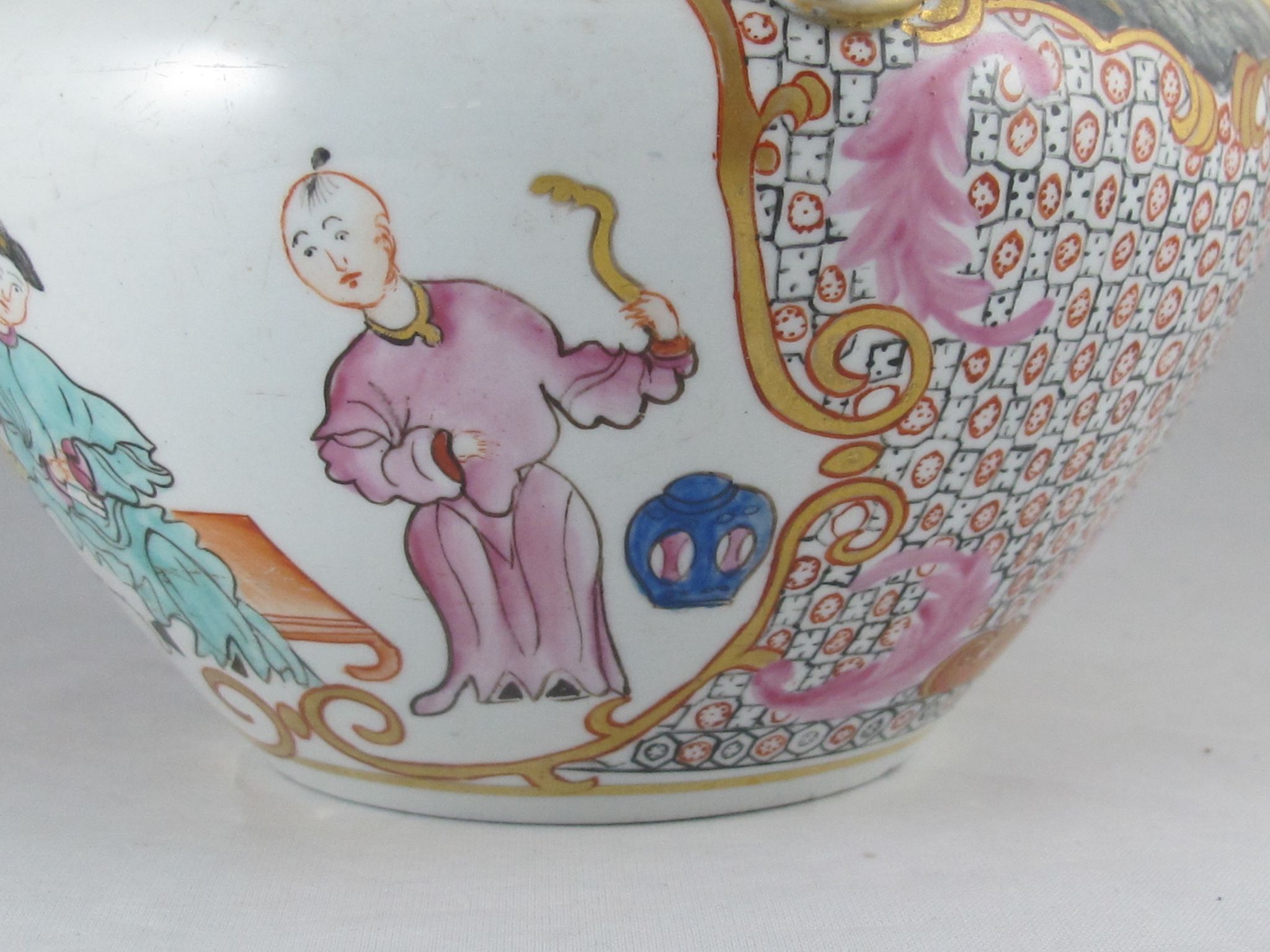 Old pink family style porcelain pot or vase with mandarin decoration, samson, paris