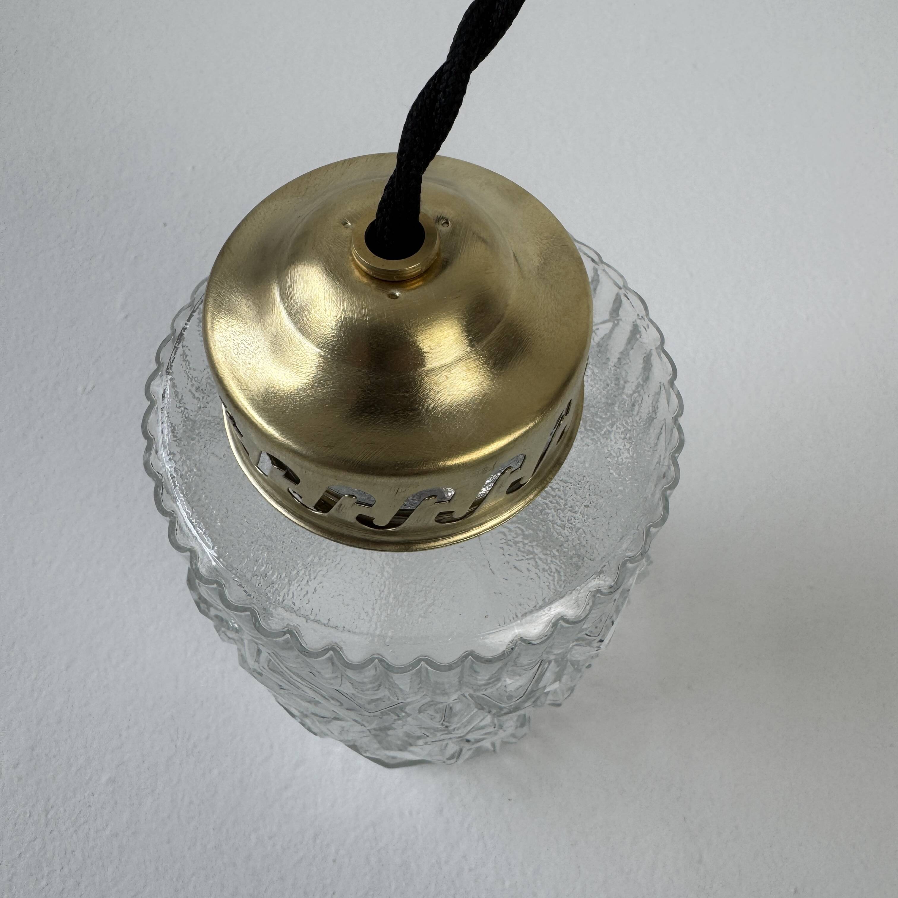 Paire d’anciennes suspensions en verre vintage