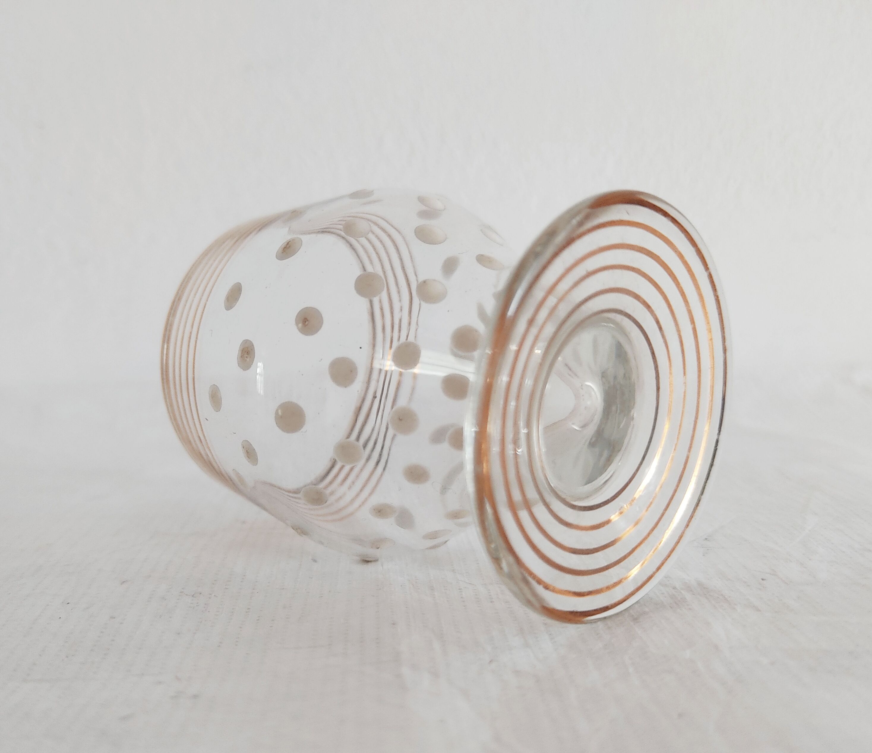 Set of 5 small glasses, white enamel peas