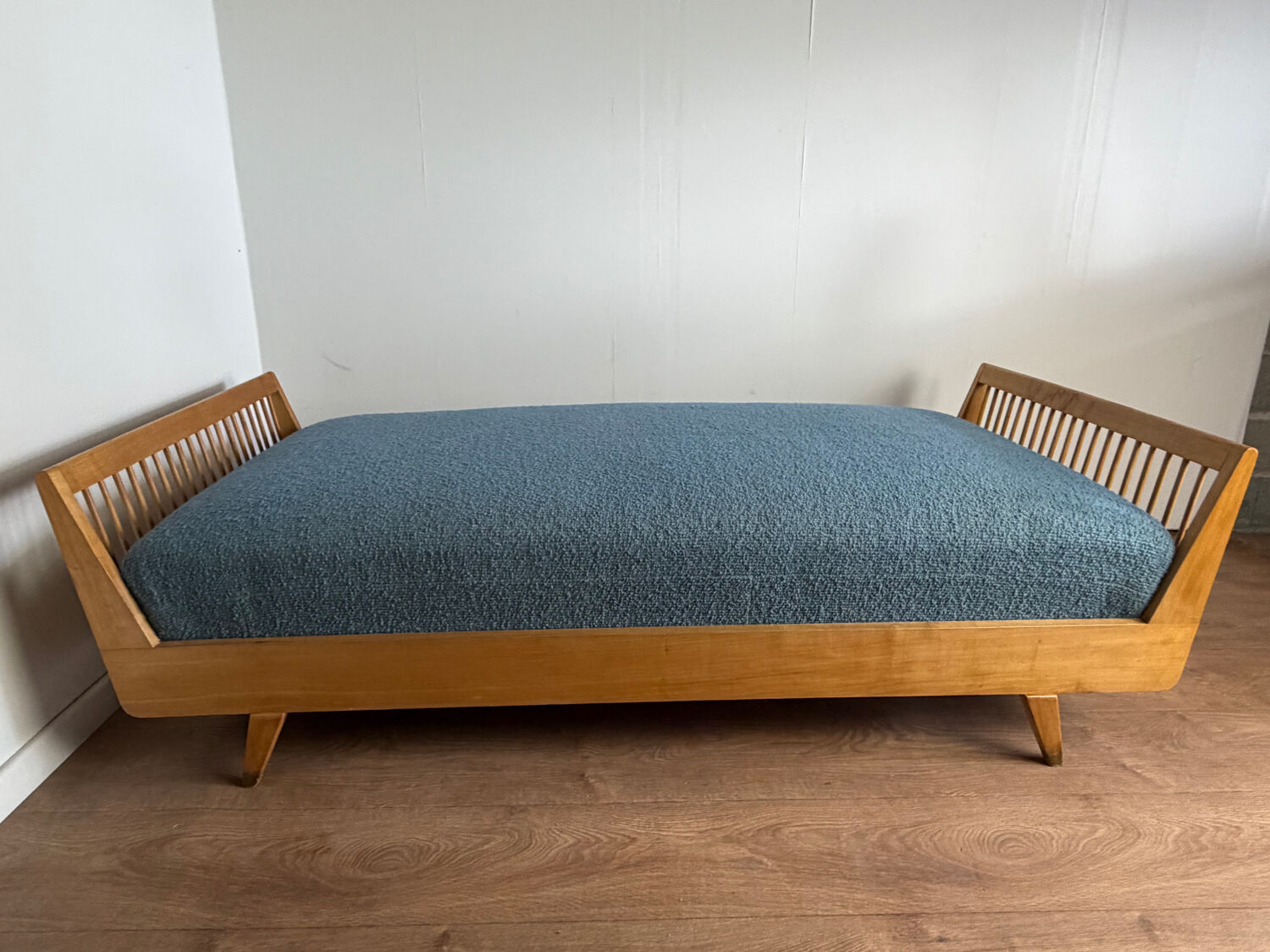 Vintage wooden bench / daybed