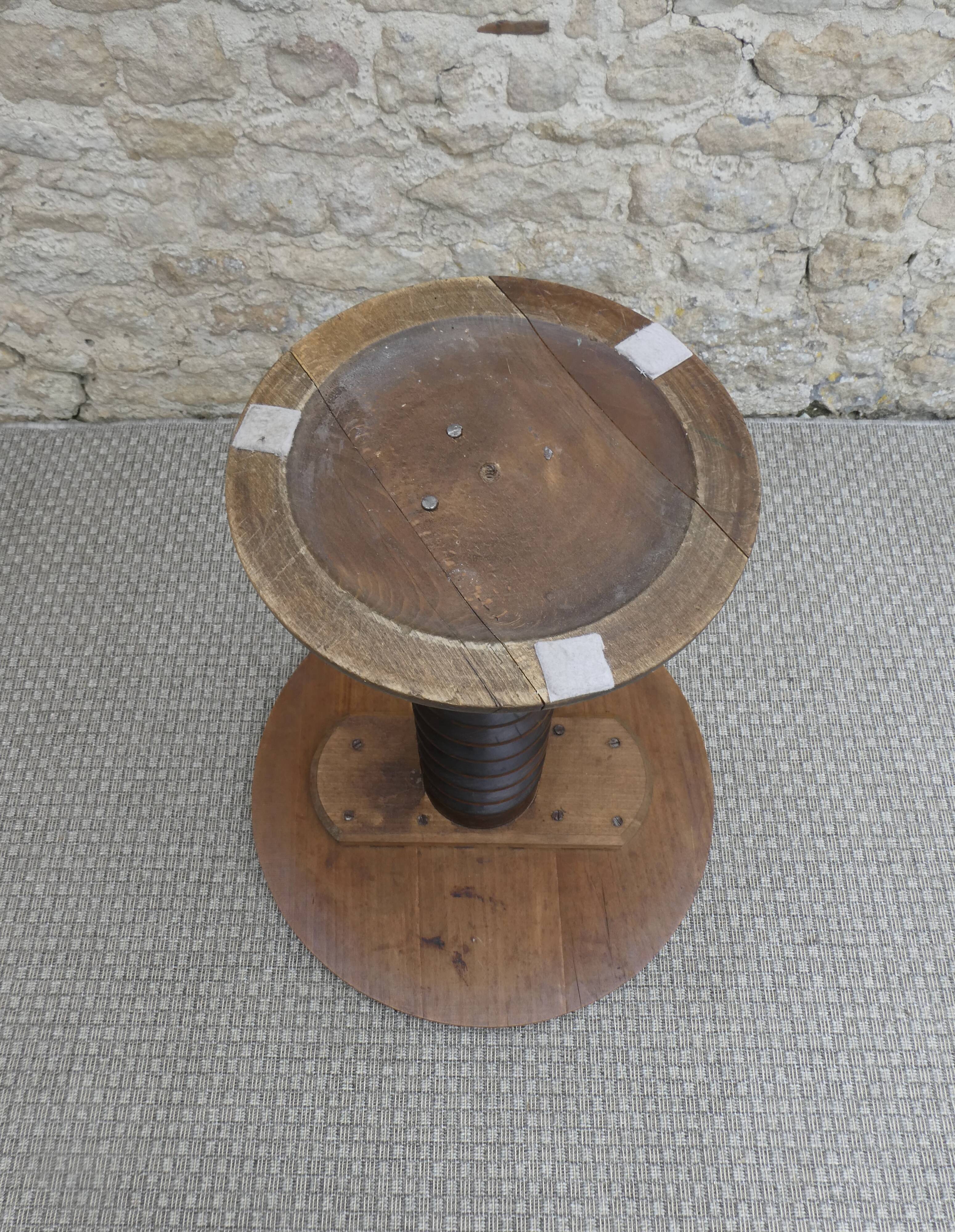 Pedestal table with press screw foot