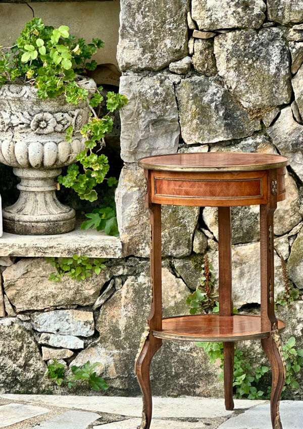 Petit Guéridon en marqueterie de bois précieux de style Louis XV