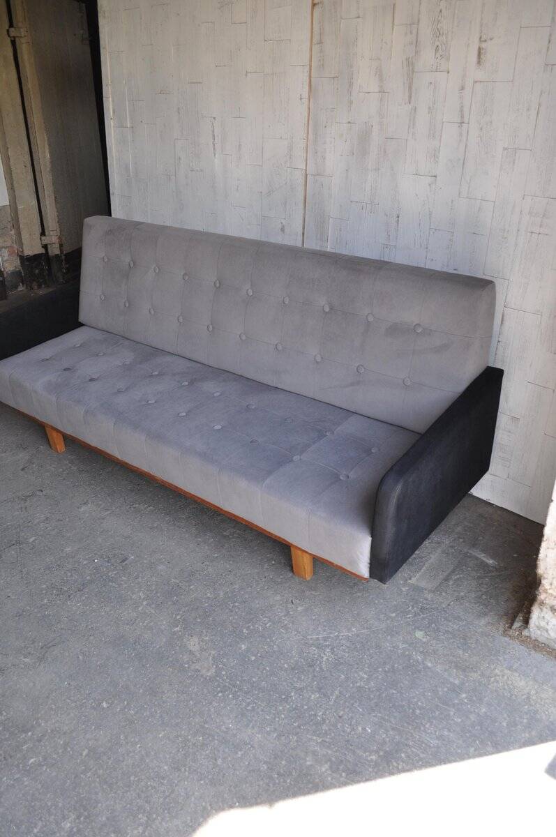 Mid-Century 1960s canapé in grey fabric with black armrests, natural wood base.