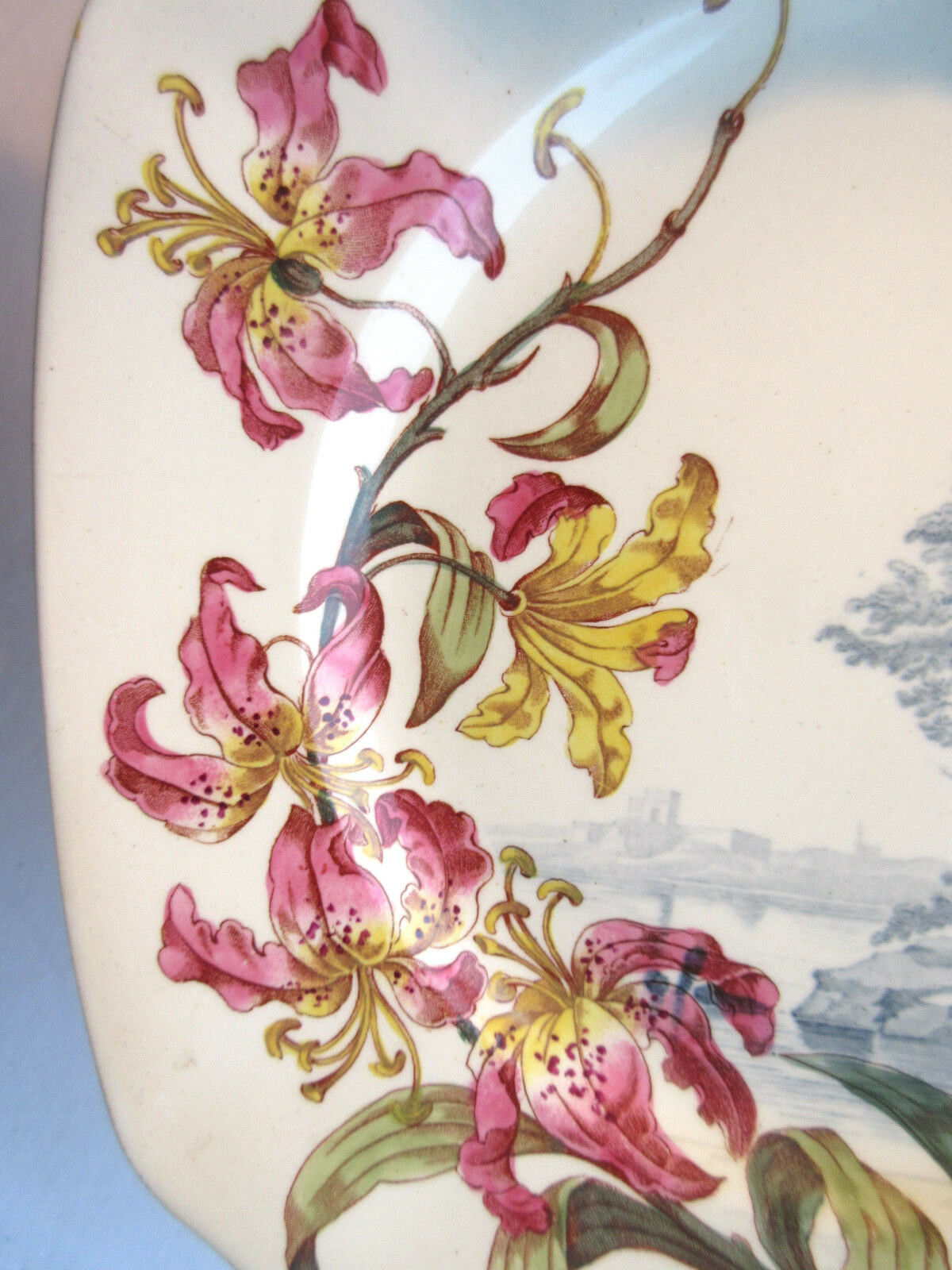 Assiette polychrome signée Kg Luneville 19ème lys et papillons