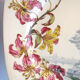 Assiette polychrome signée Kg Luneville 19ème lys et papillons