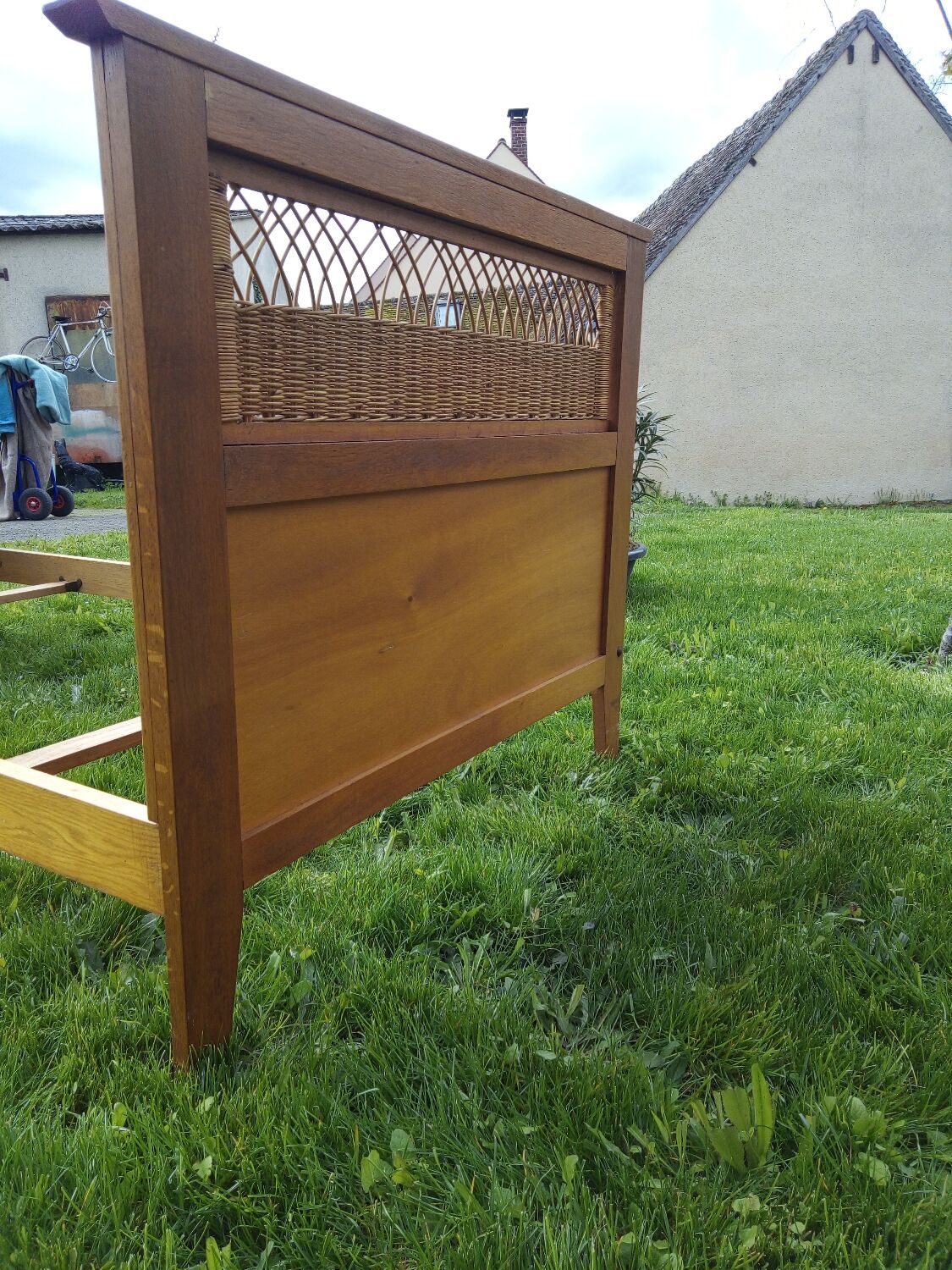 Bed 1 place wood and rattan