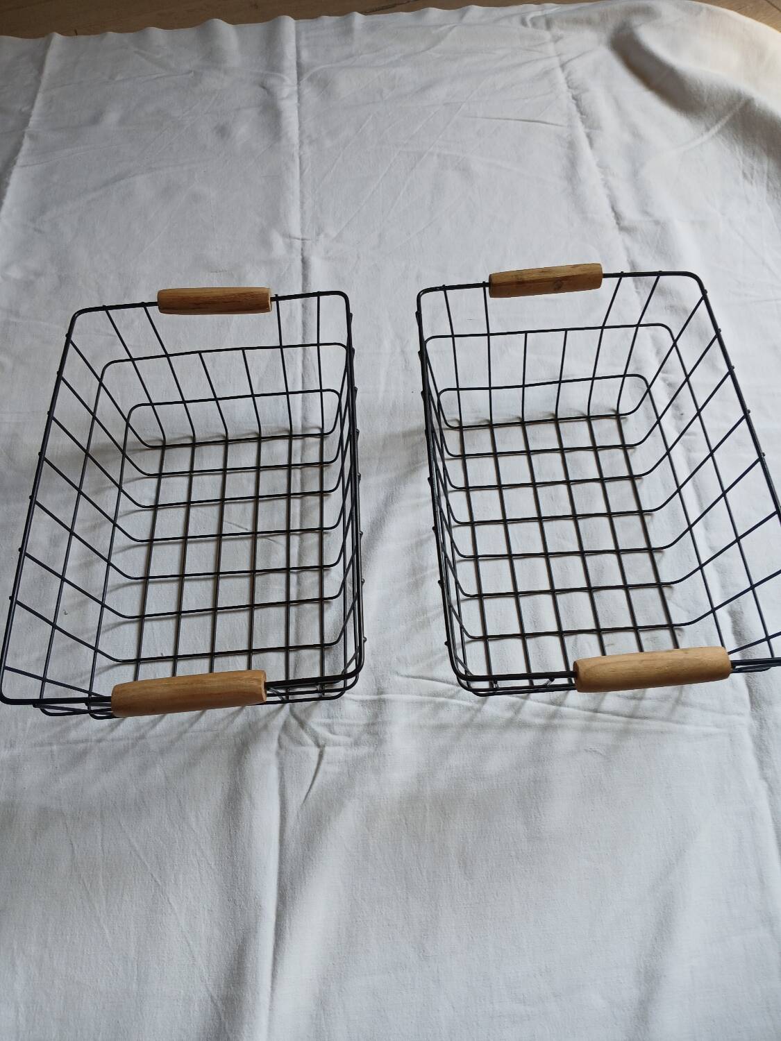 2 metal baskets