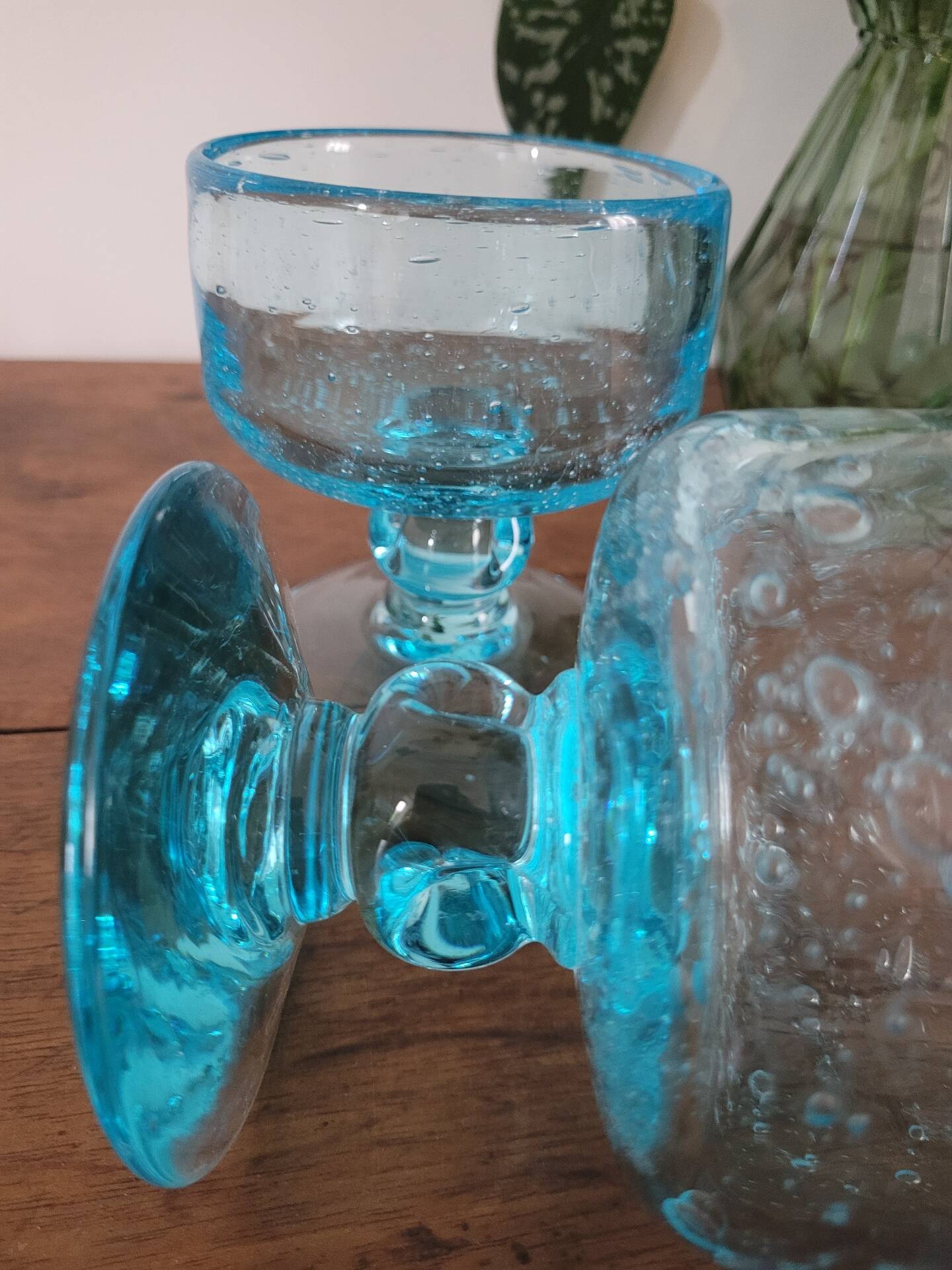 Coupes bleu en verre bullé