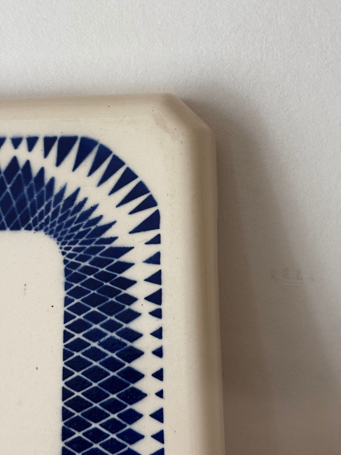 Vintage old trivet Badonviller blue graphic pattern