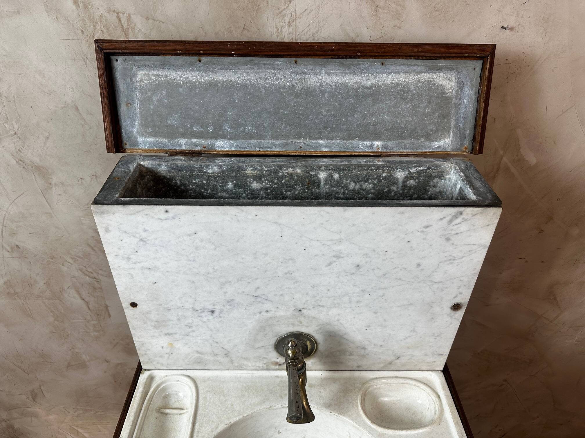 Bathroom vanity unit