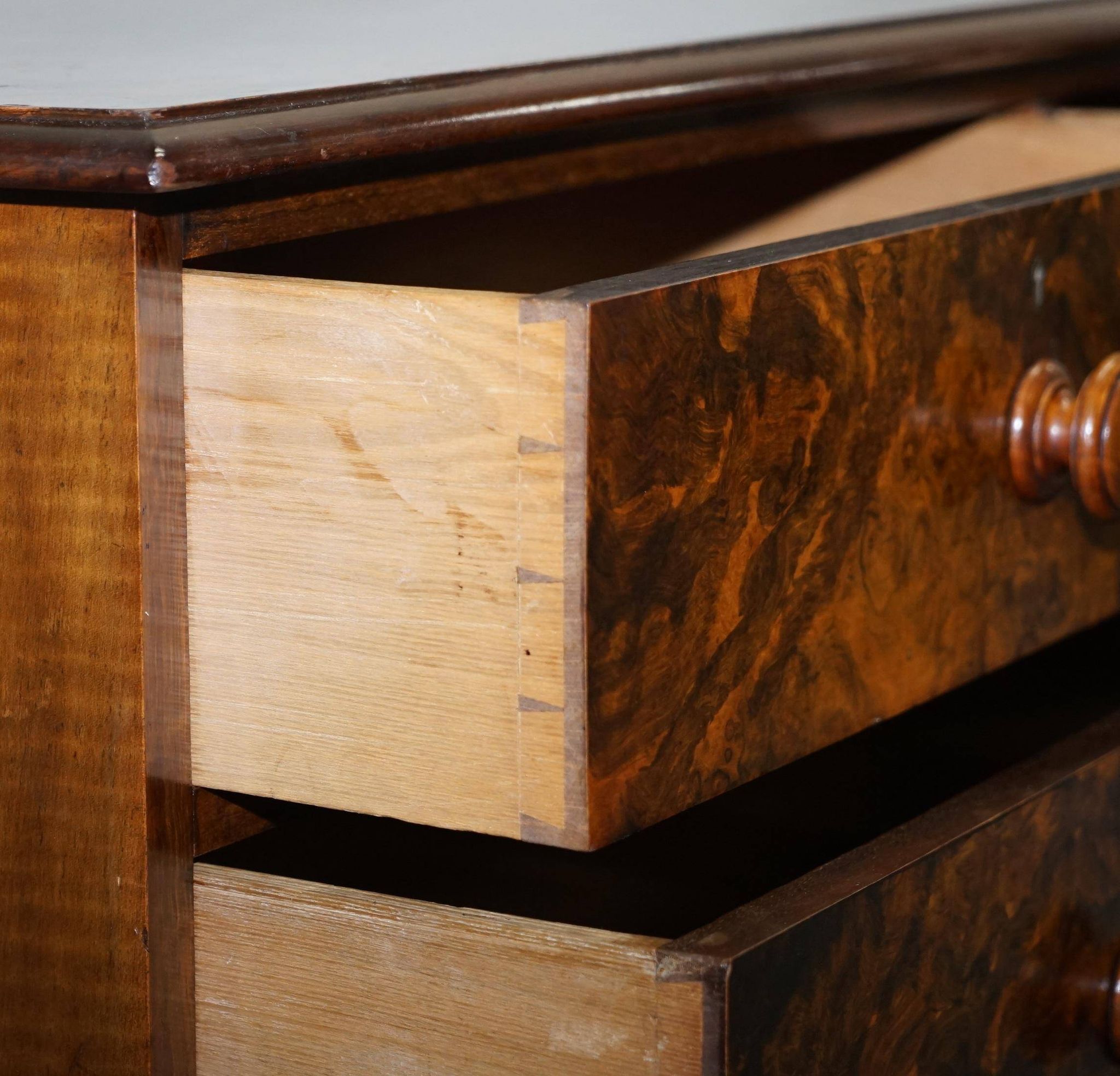 Commode militaire Howard & Son 1881 par Sir C Pigott