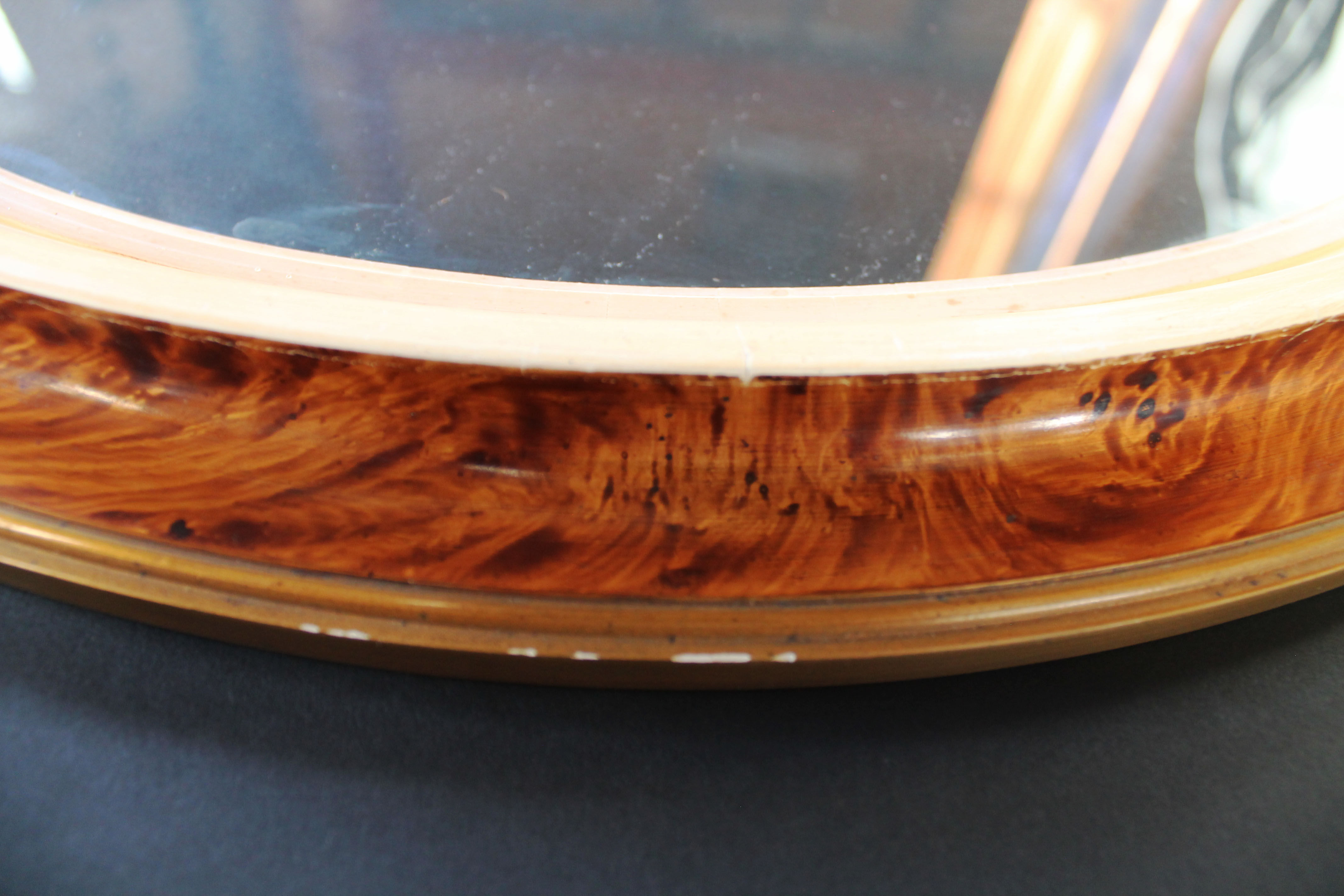 Oval frame "art deco" style