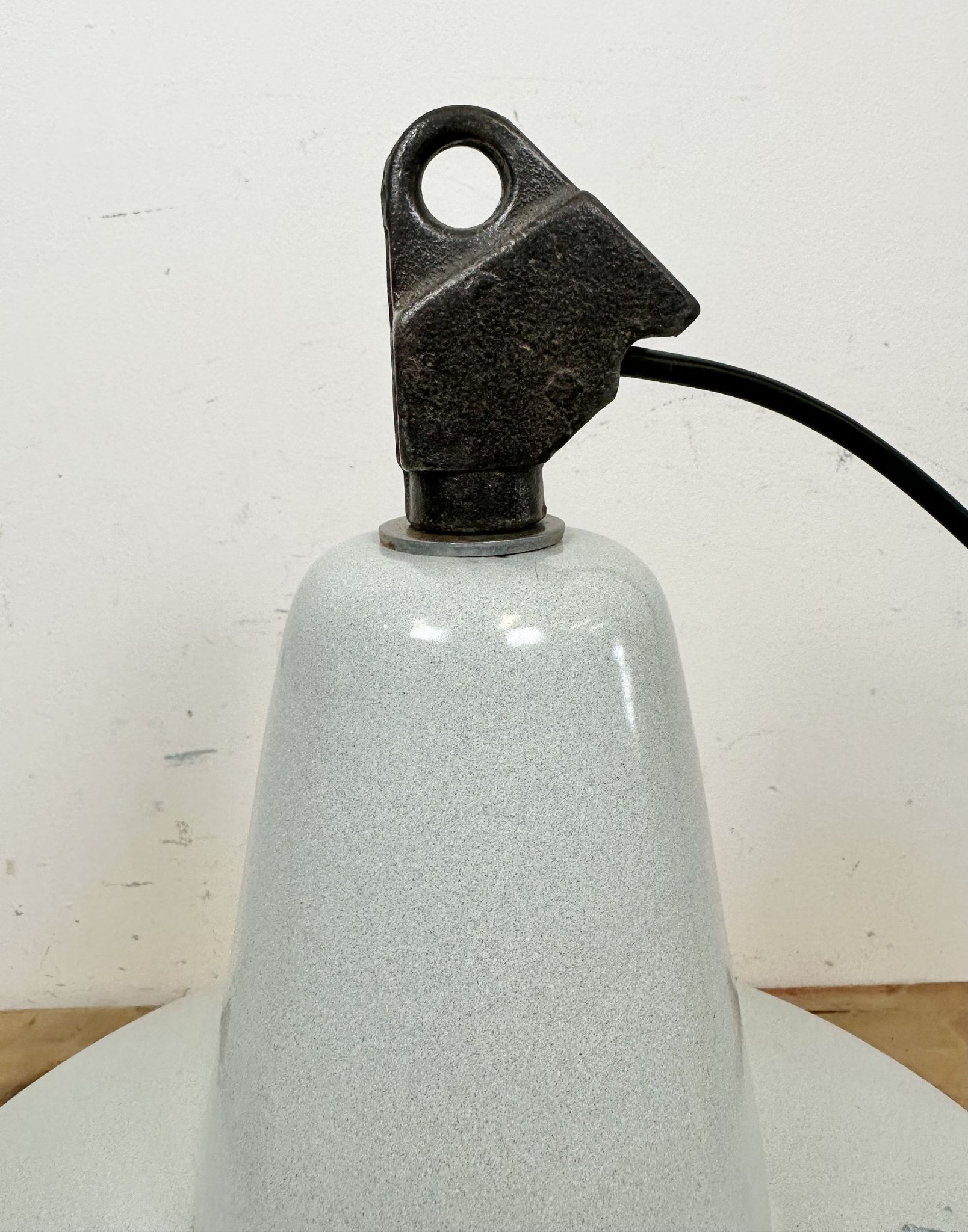 Suspension industrielle en émail gris d’usine de Zaos, années 1960