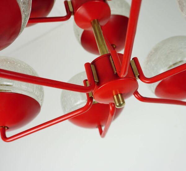 Chandelier des années 1960, métal rouge et laiton, 9 abat-jours en verre craquelé.