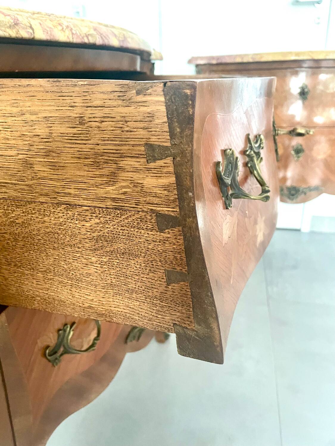 Pair of antique Louis XV chests of drawers in very good condition