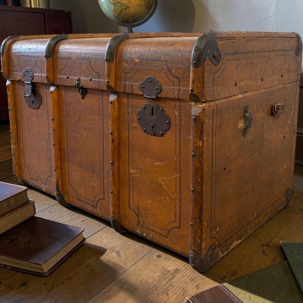 Brown wooden XL vintage chest / trunk / side table