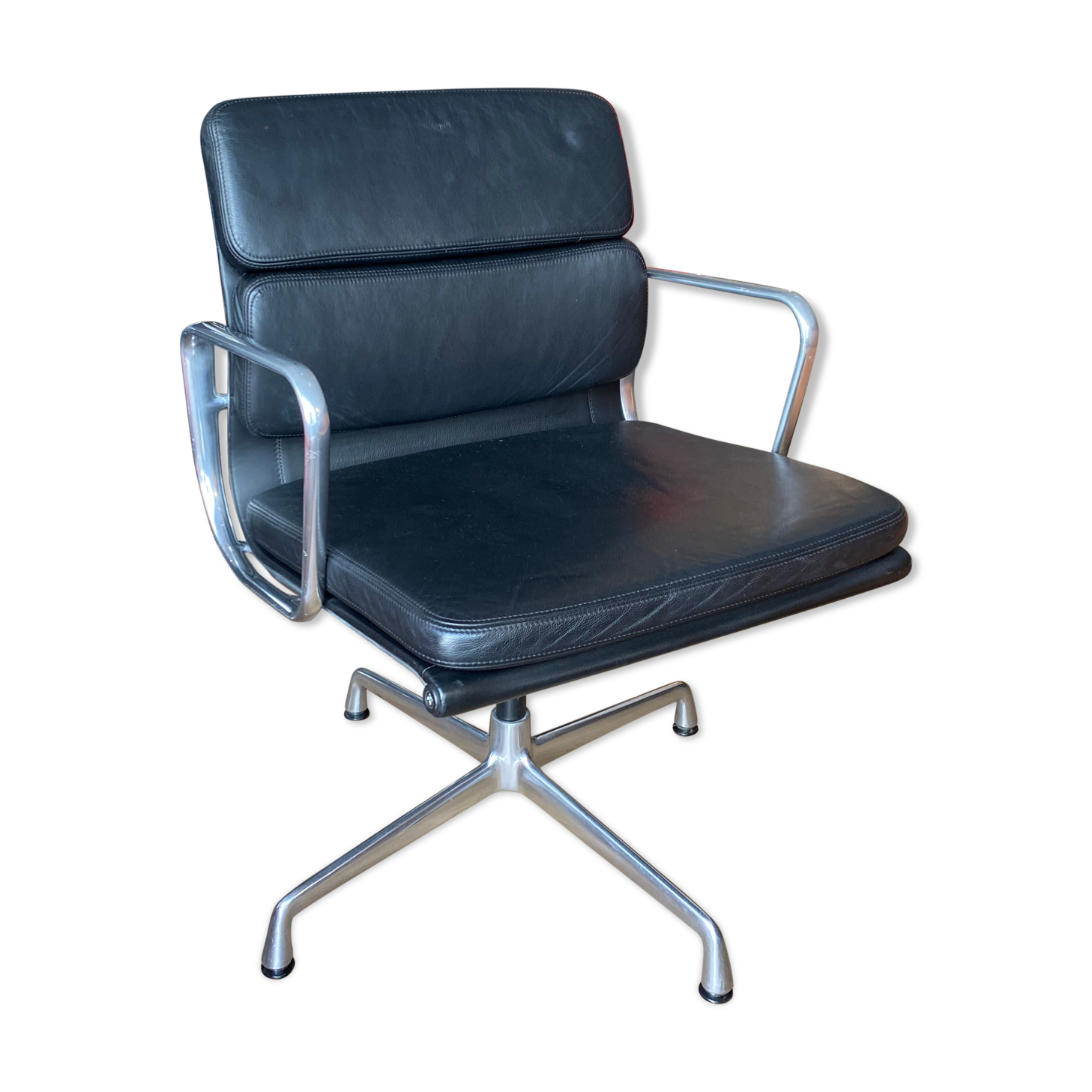 Fauteuil Softpad EA 208 de Charles et Ray Eames édition Vitra