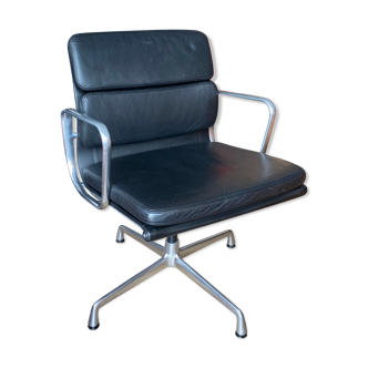 Fauteuil Softpad EA 208 de Charles et Ray Eames édition Vitra