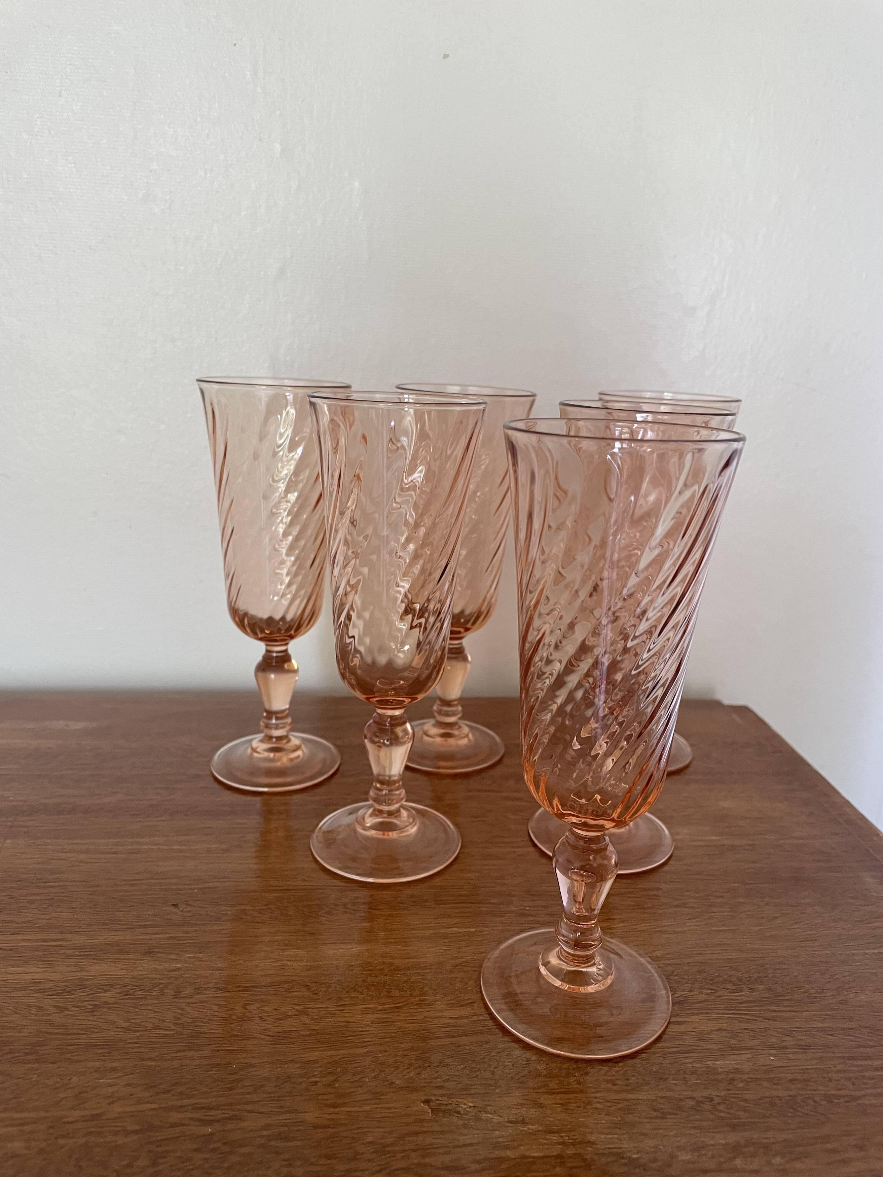 Champagne flutes in pink glass from Arcoroc Luminarc model Rosaline.