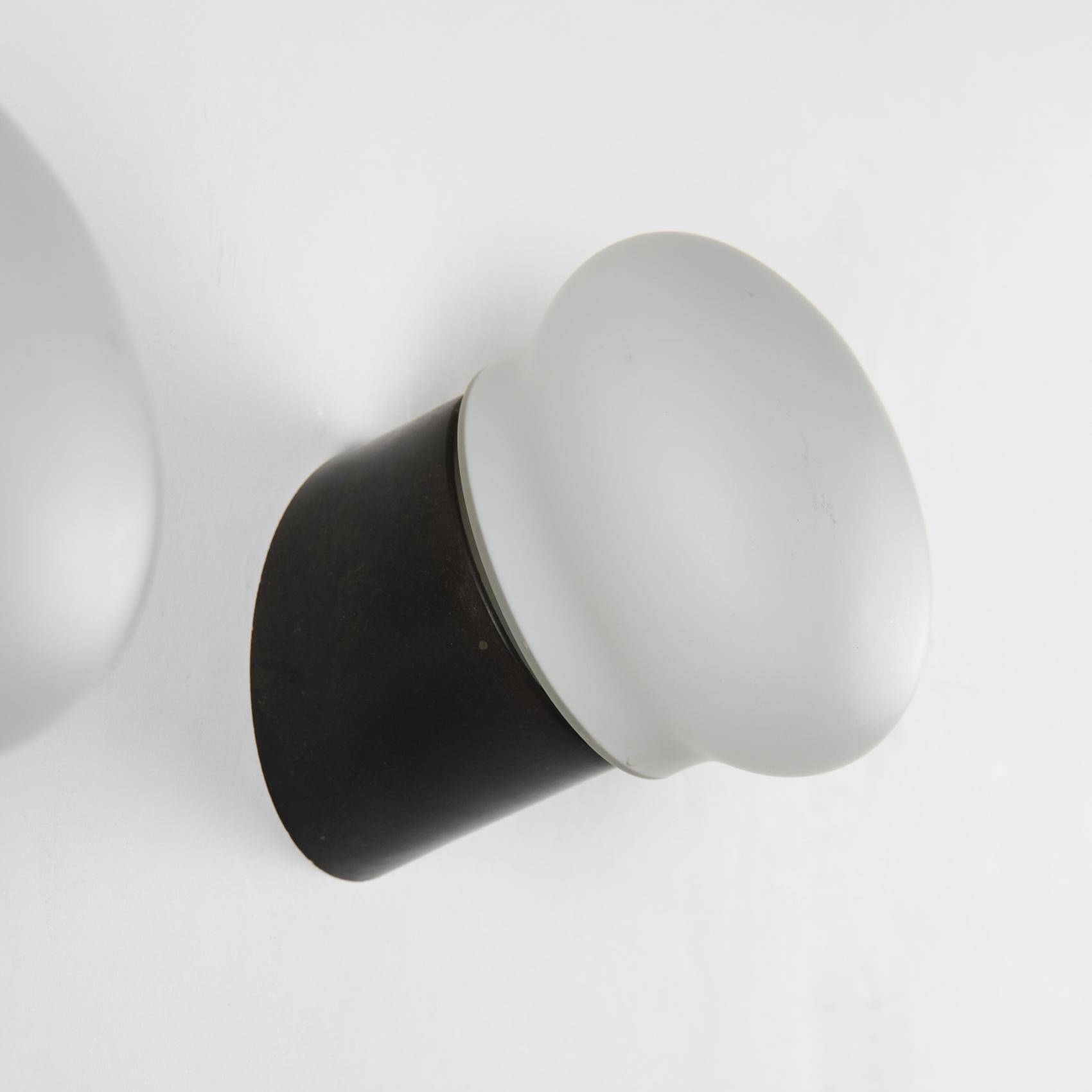 Paire d'appliques sélection Charlotte Perriand, Les Arcs, 1970.