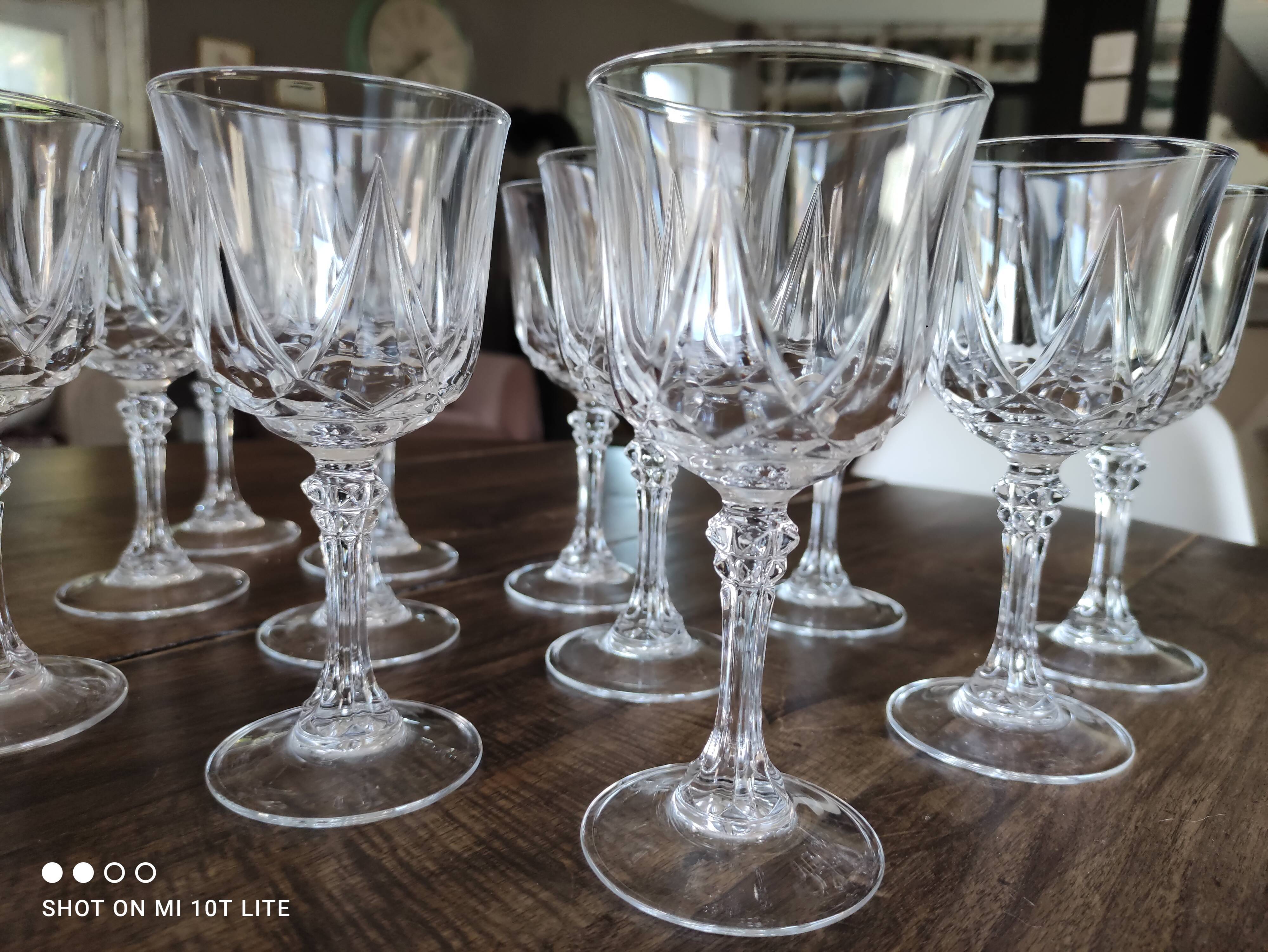 Lot de 12 verres à vin blanc en cristal ciselé